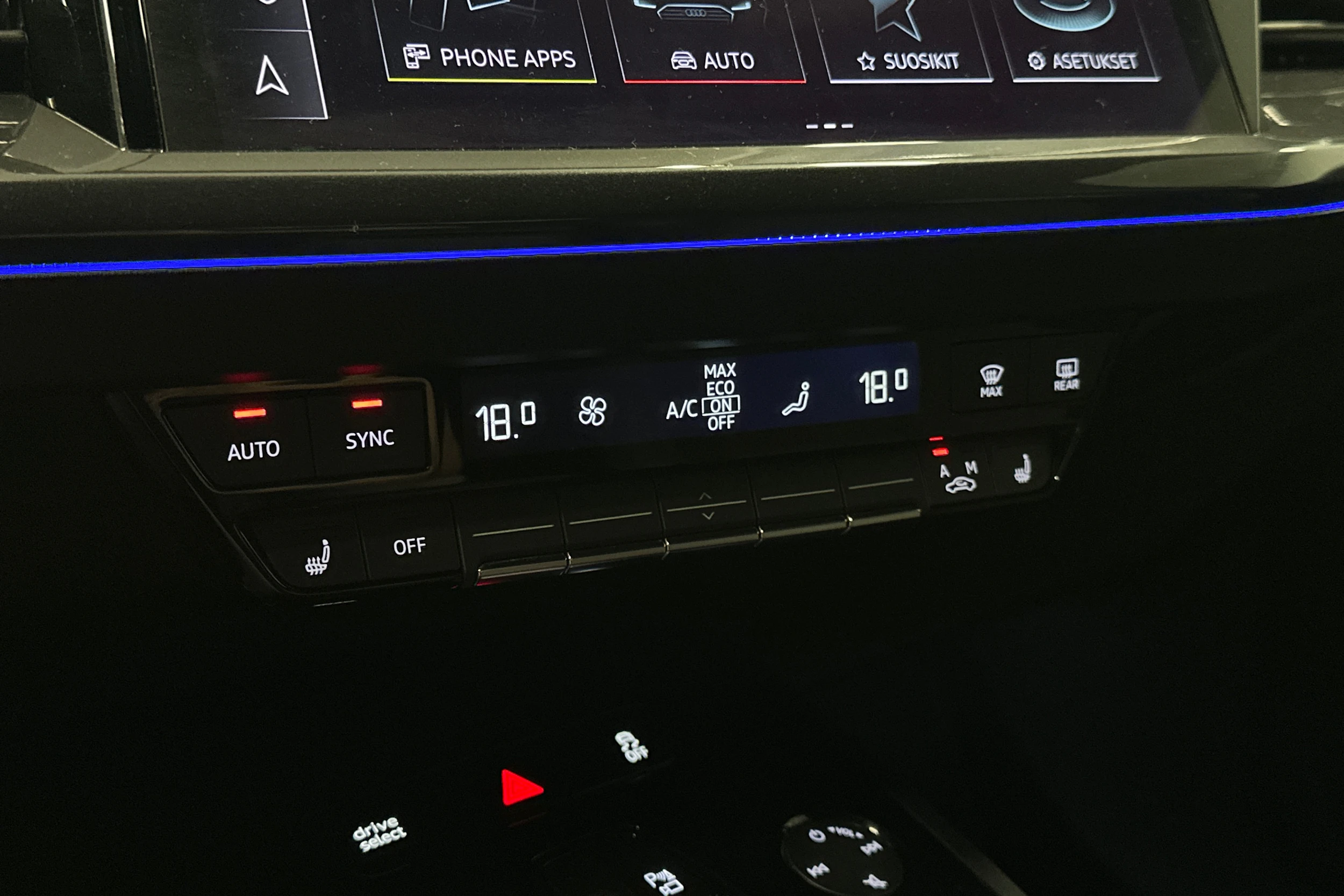 sininen Audi Q4 e-tron 2023 kuva 26.
