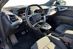 sininen Audi Q4 e-tron 2023 kuva 3.