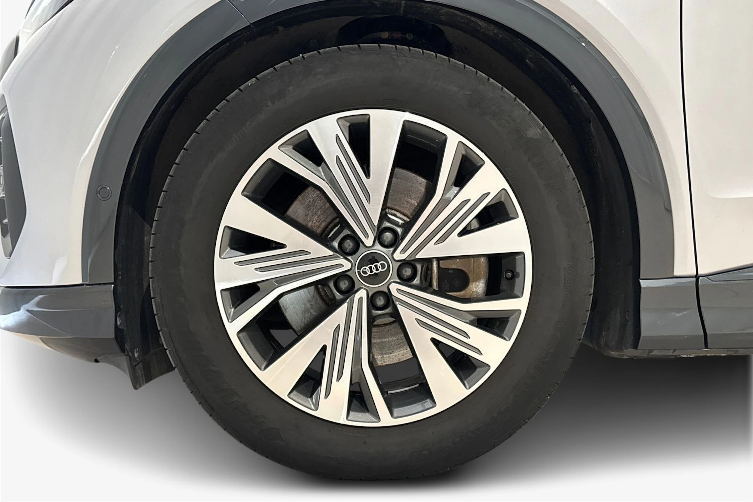 met. harmaa Audi Q4 e-tron 2023 kuva 12.
