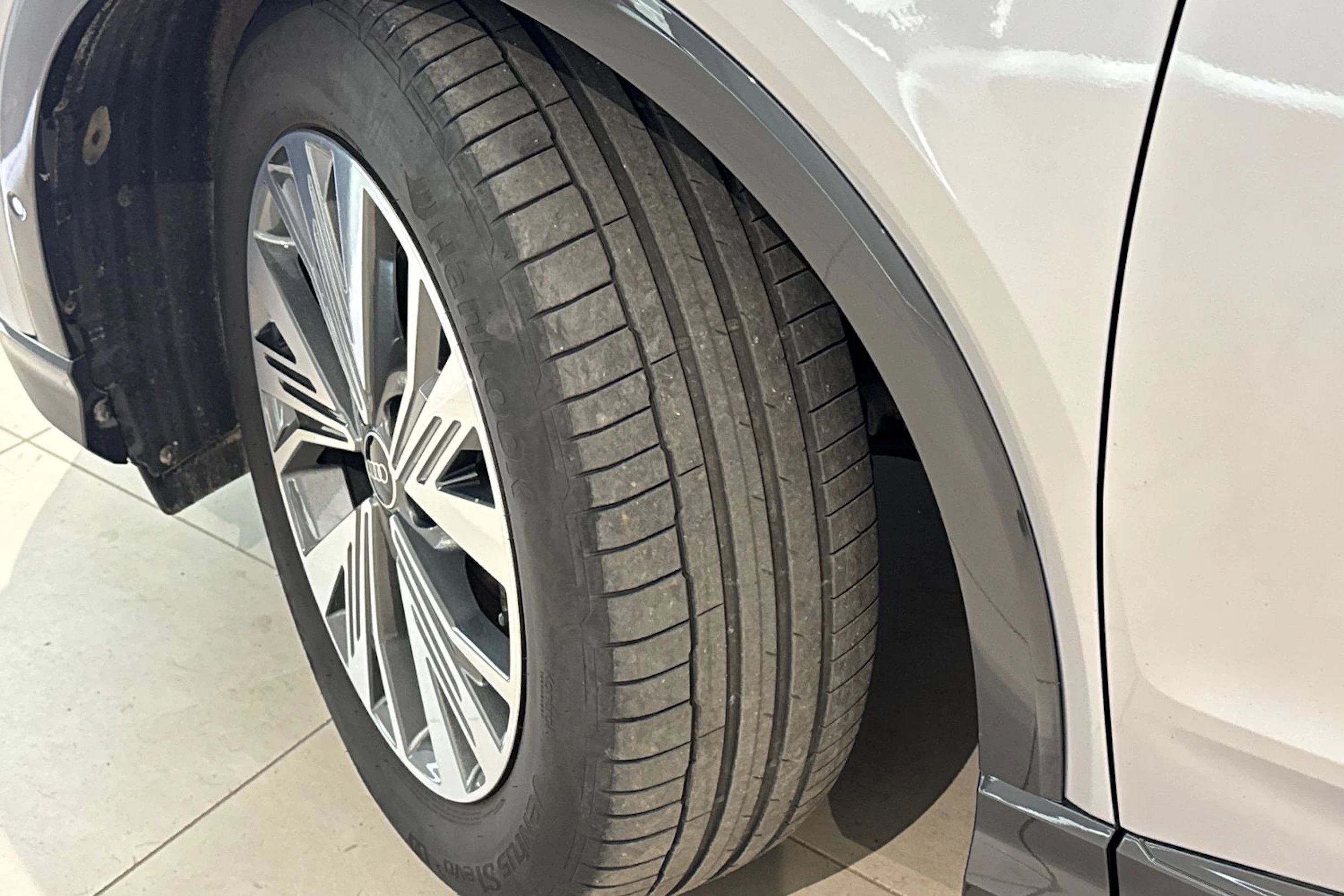 met. harmaa Audi Q4 e-tron 2023 kuva 13.