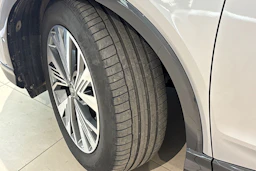 met. harmaa Audi Q4 e-tron 2023 kuva 13.