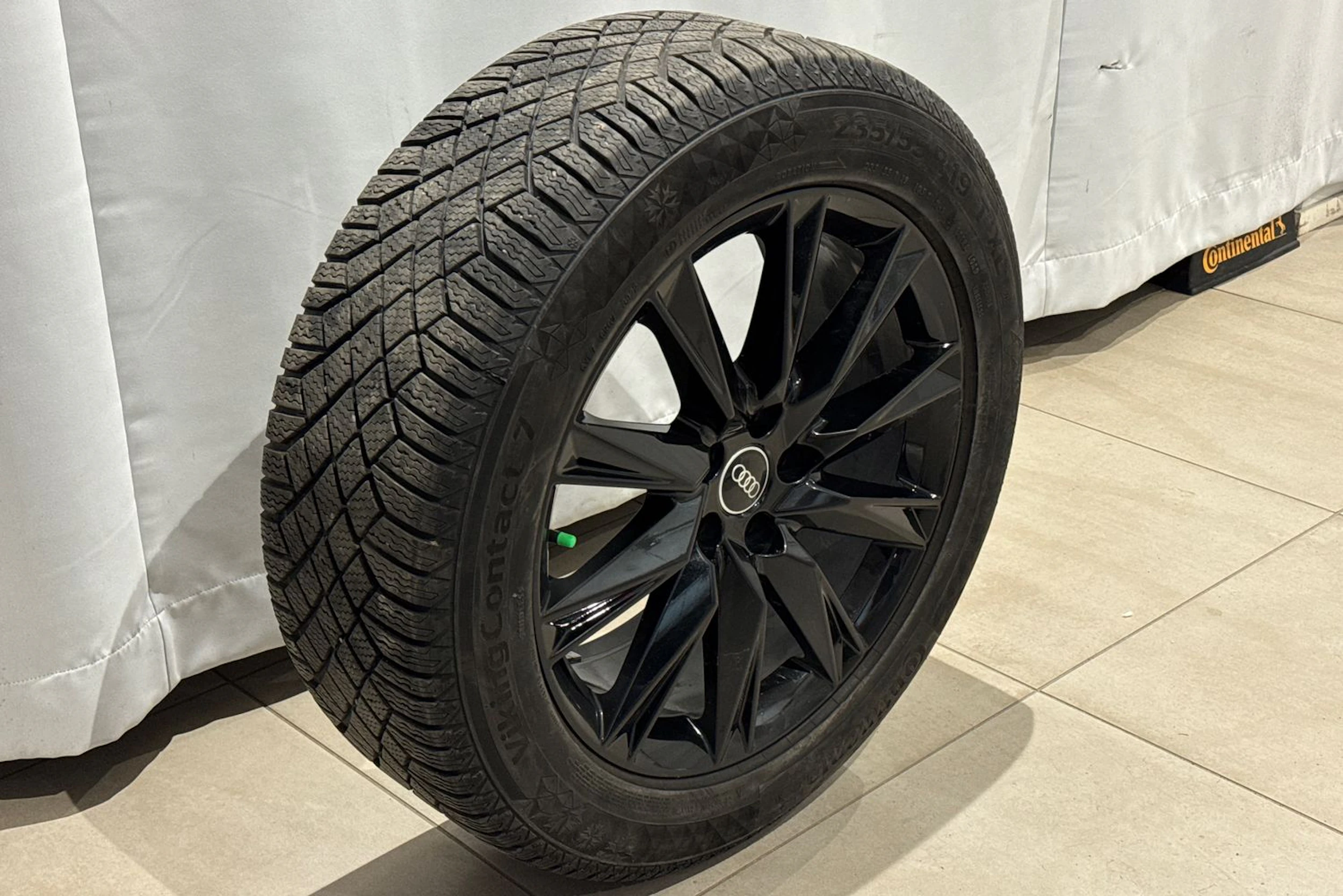 met. harmaa Audi Q4 e-tron 2023 kuva 15.