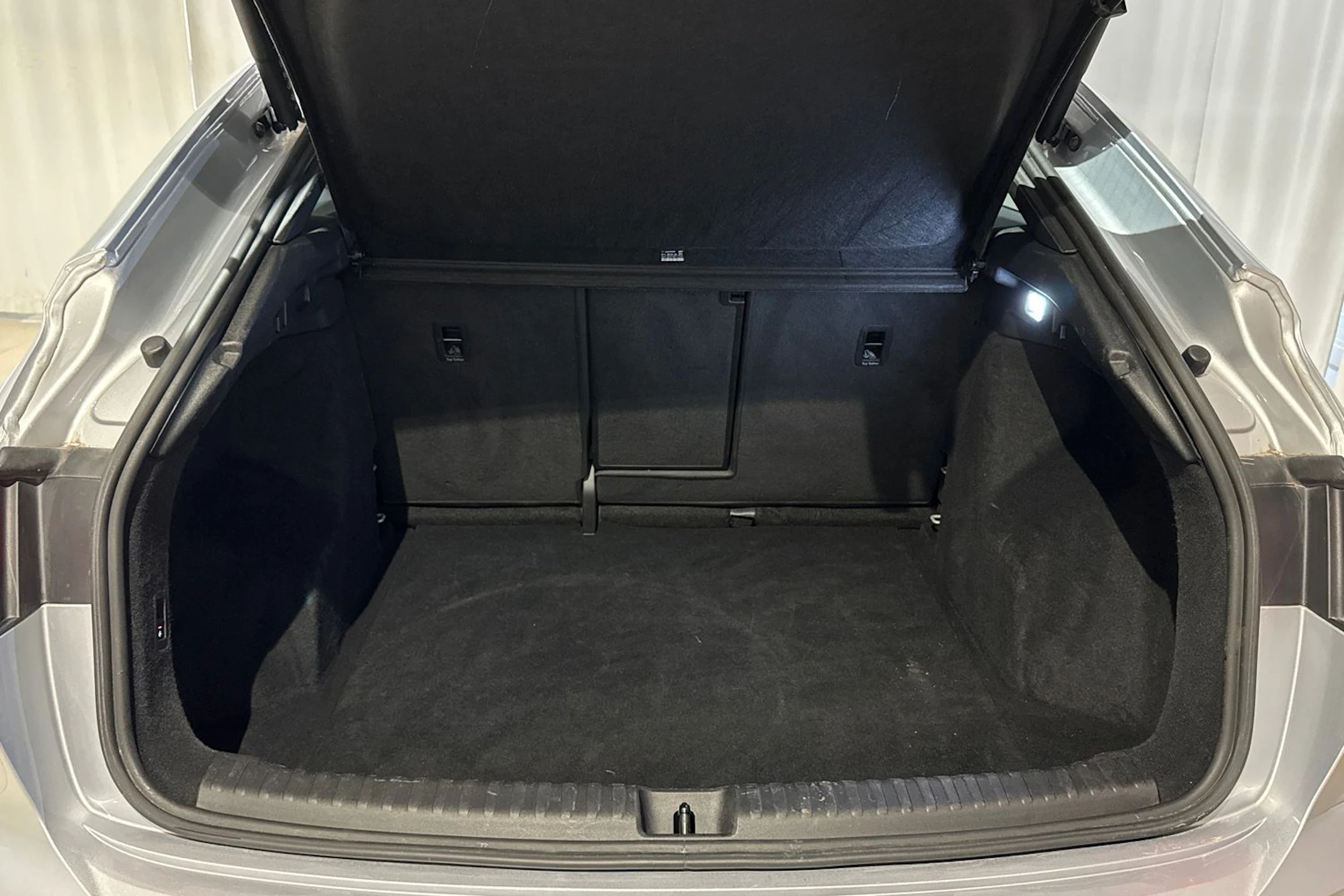 met. harmaa Audi Q4 e-tron 2023 kuva 16.