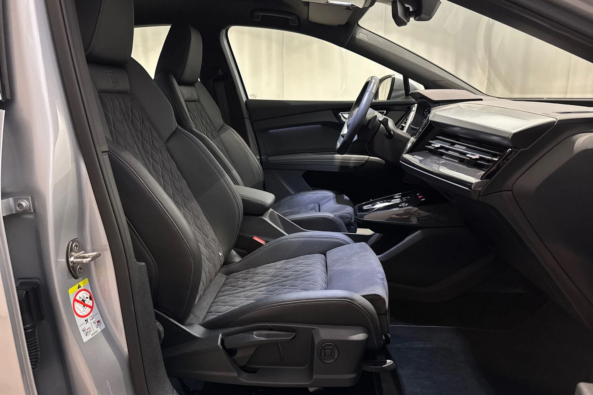 met. harmaa Audi Q4 e-tron 2023 kuva 20.