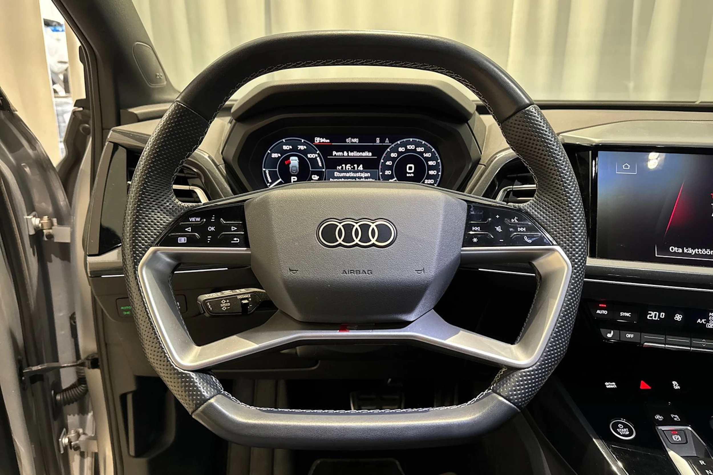 met. harmaa Audi Q4 e-tron 2023 kuva 22.