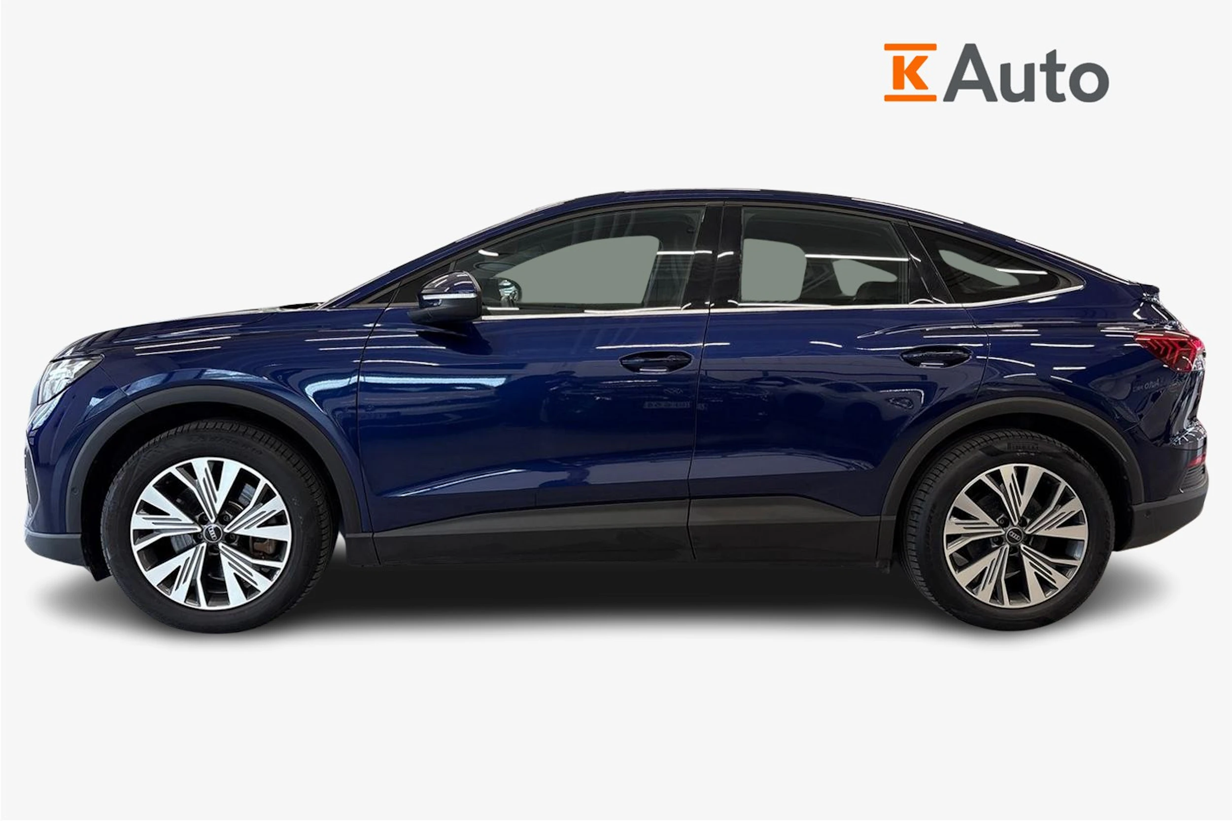 sininen Audi Q4 e-tron 2023 kuva 5.