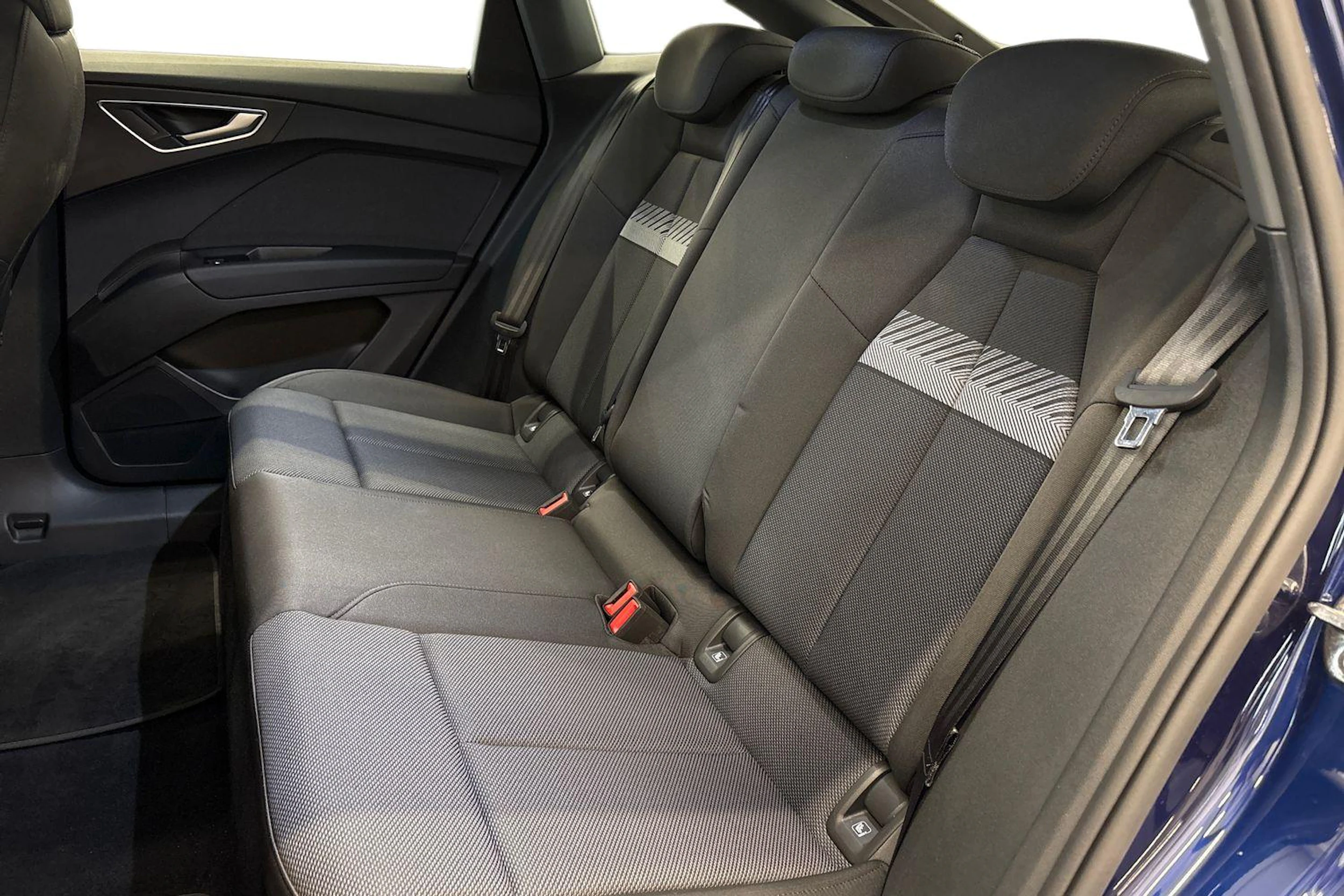 sininen Audi Q4 e-tron 2023 kuva 8.