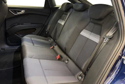 sininen Audi Q4 e-tron 2023 kuva 8.