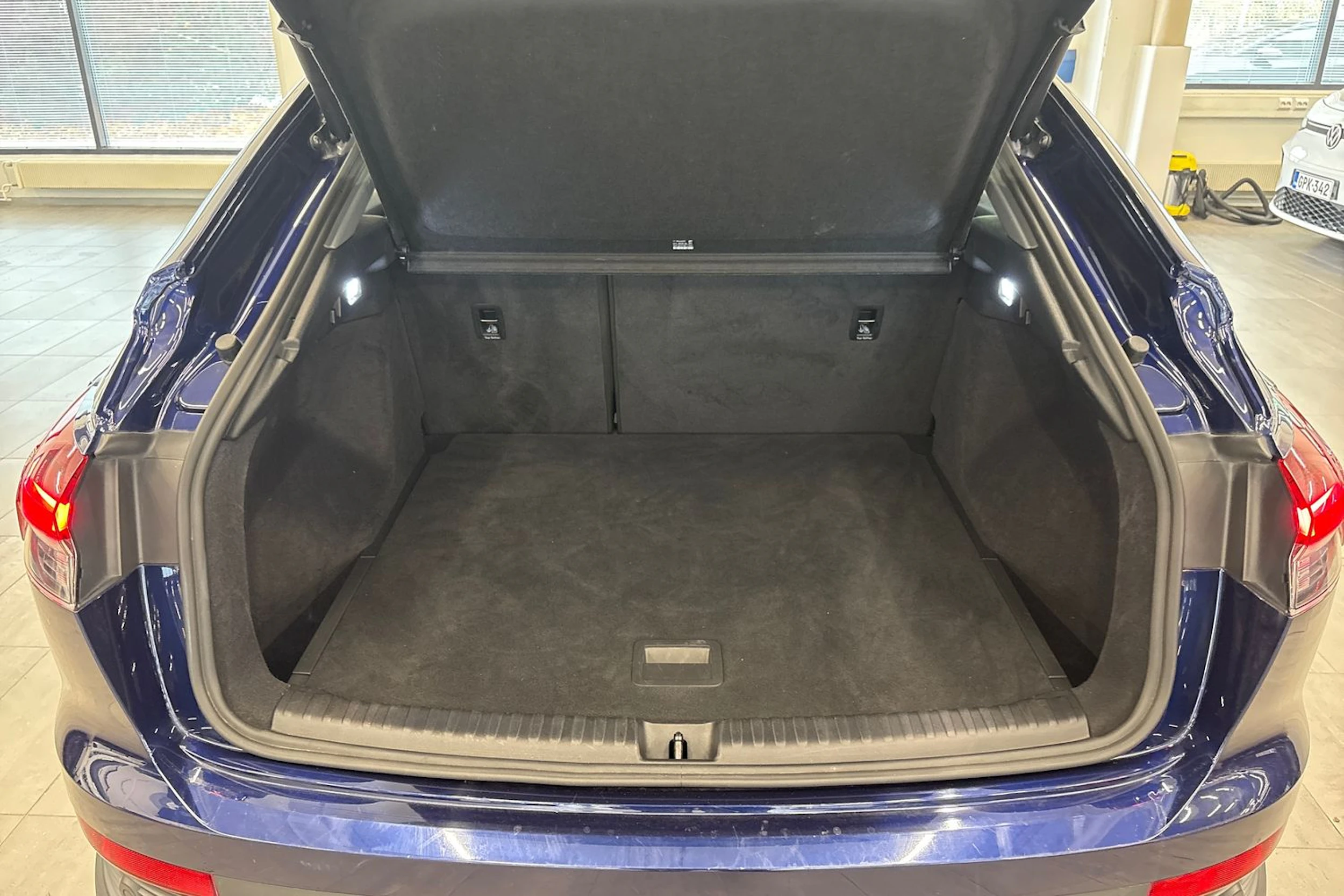 sininen Audi Q4 e-tron 2023 kuva 15.