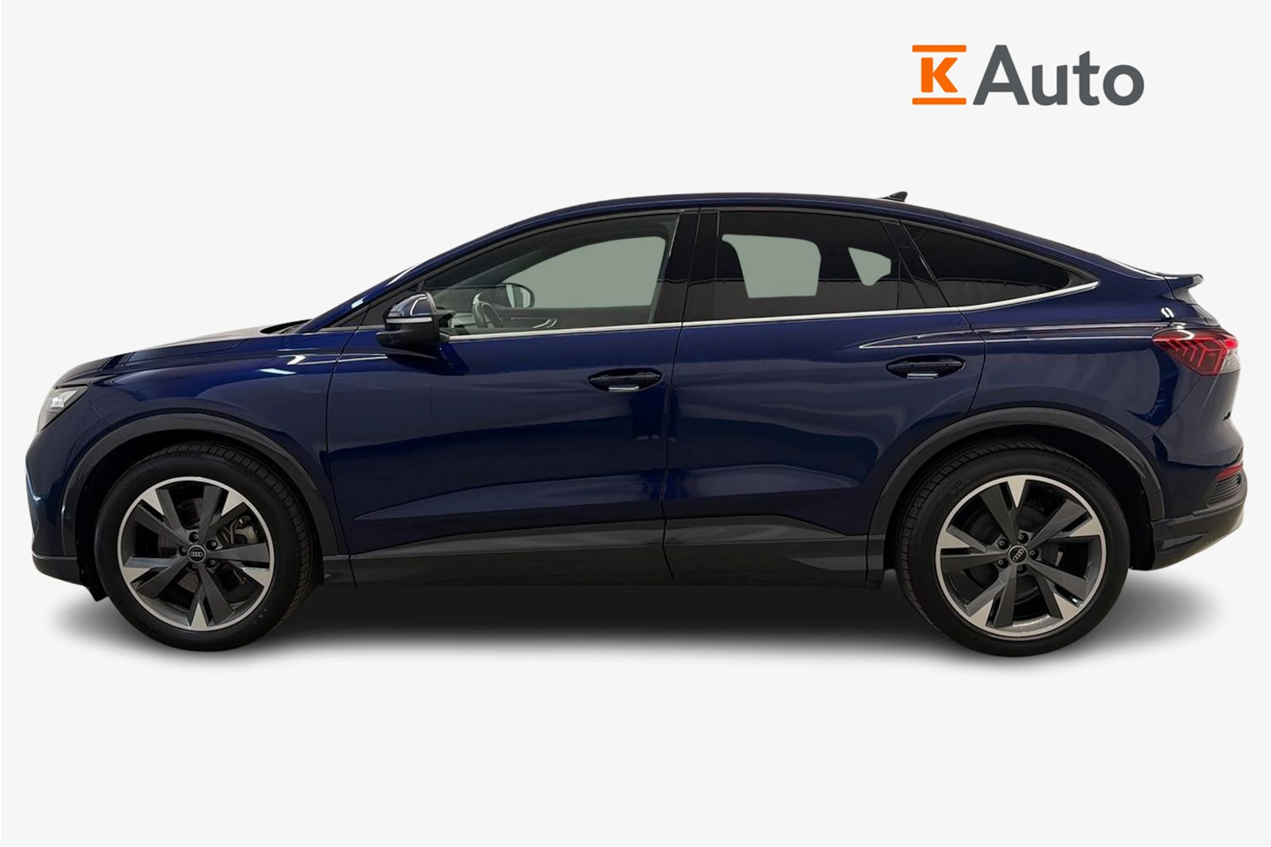 sininen Audi Q4 e-tron 2023 kuva 5.