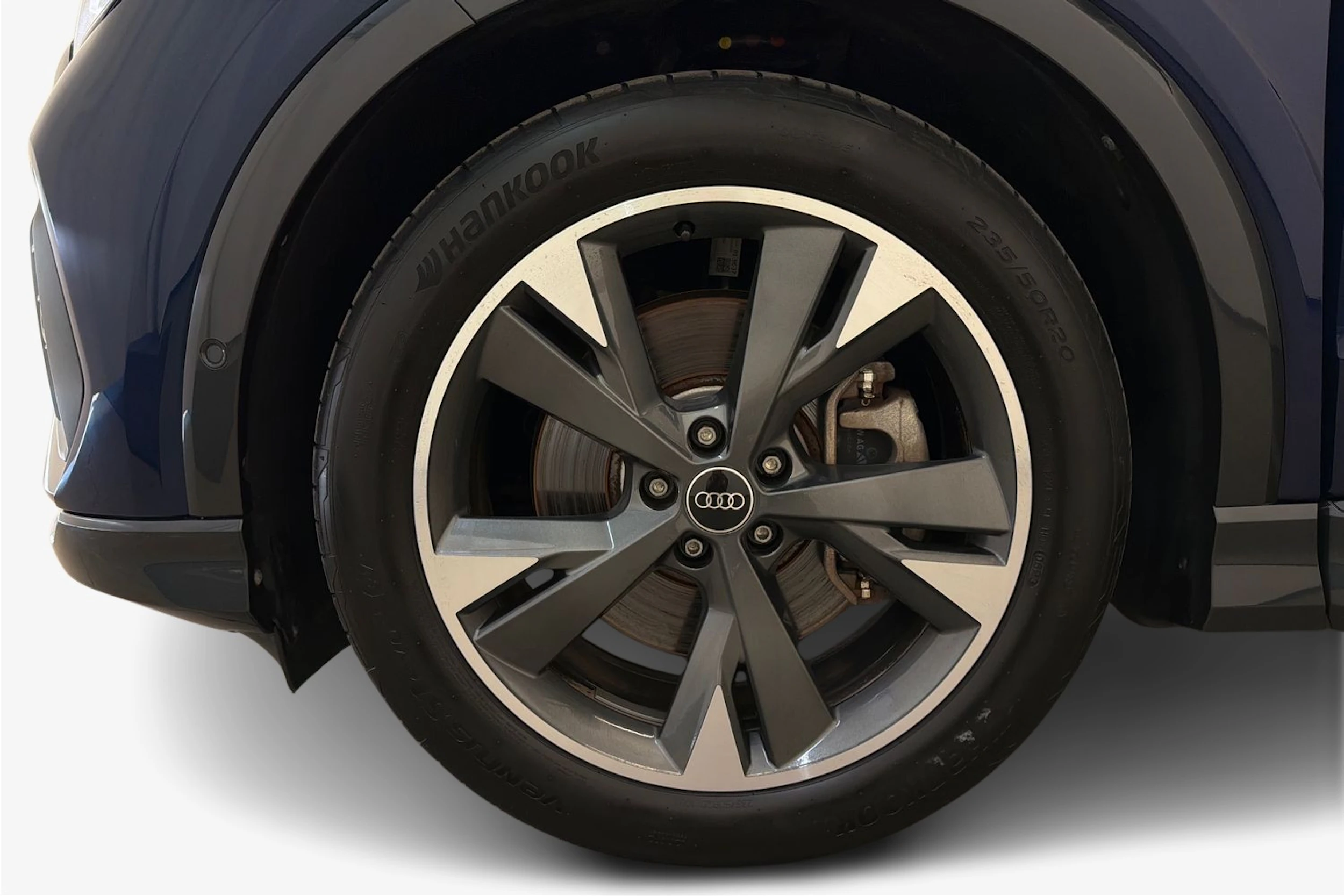 sininen Audi Q4 e-tron 2023 kuva 9.