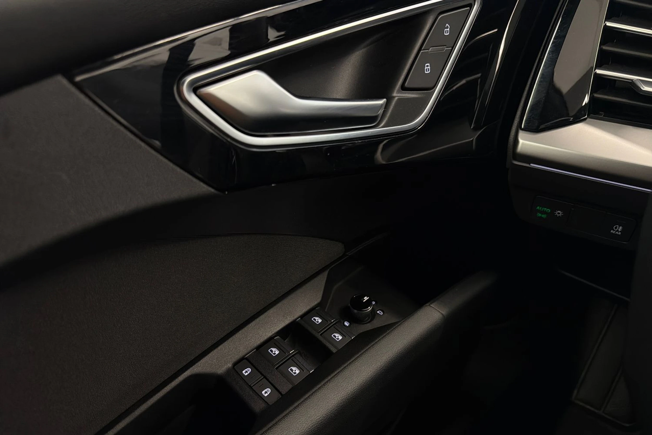 sininen Audi Q4 e-tron 2023 kuva 13.