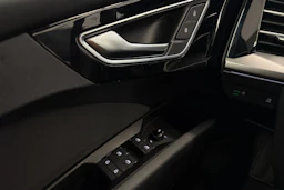 sininen Audi Q4 e-tron 2023 kuva 13.