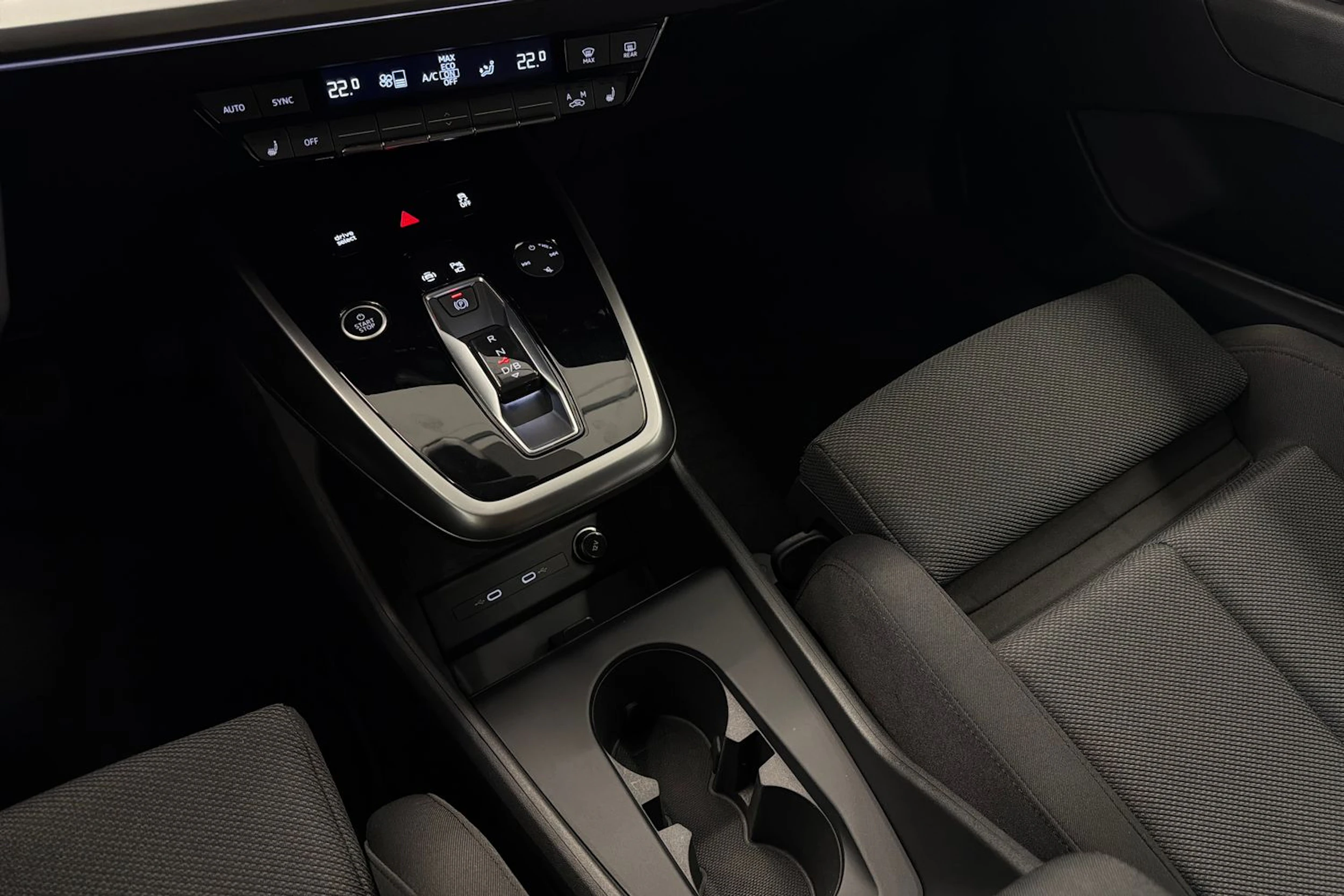 sininen Audi Q4 e-tron 2023 kuva 17.