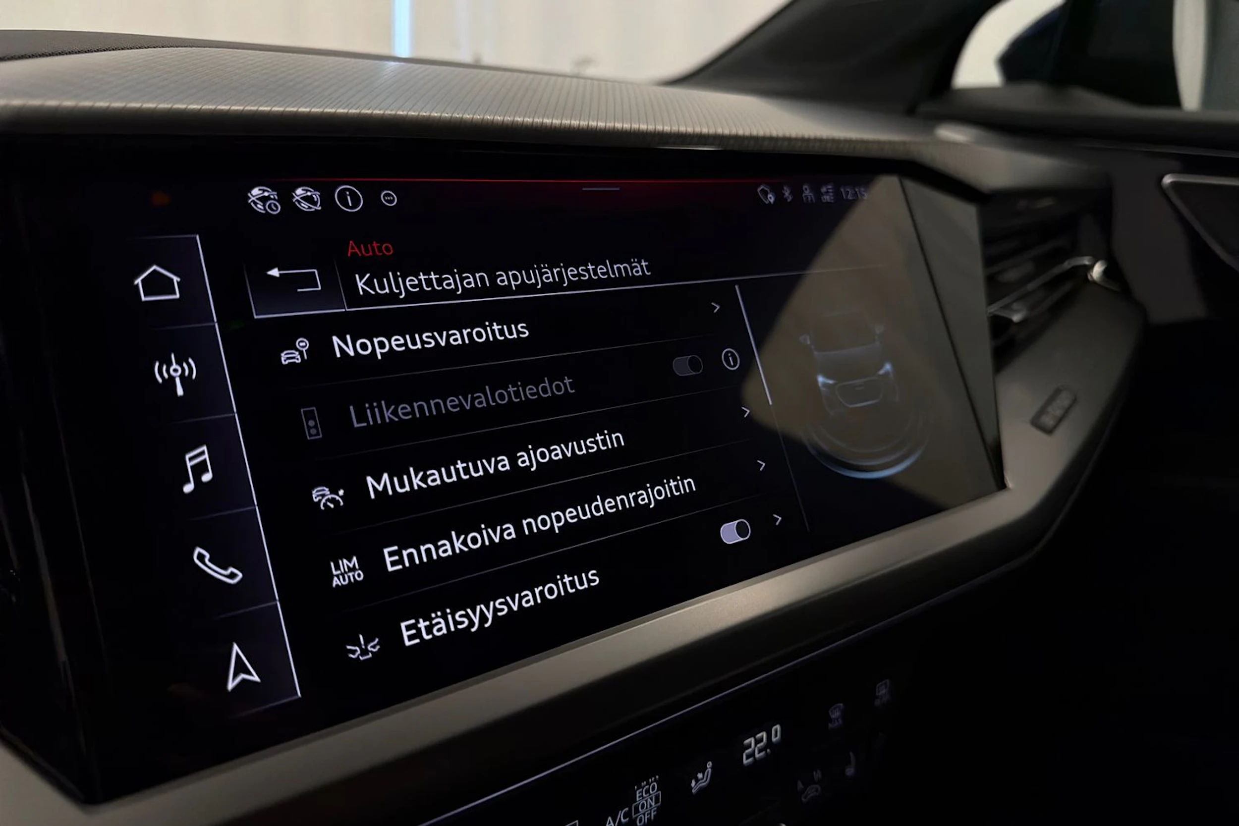 sininen Audi Q4 e-tron 2023 kuva 18.