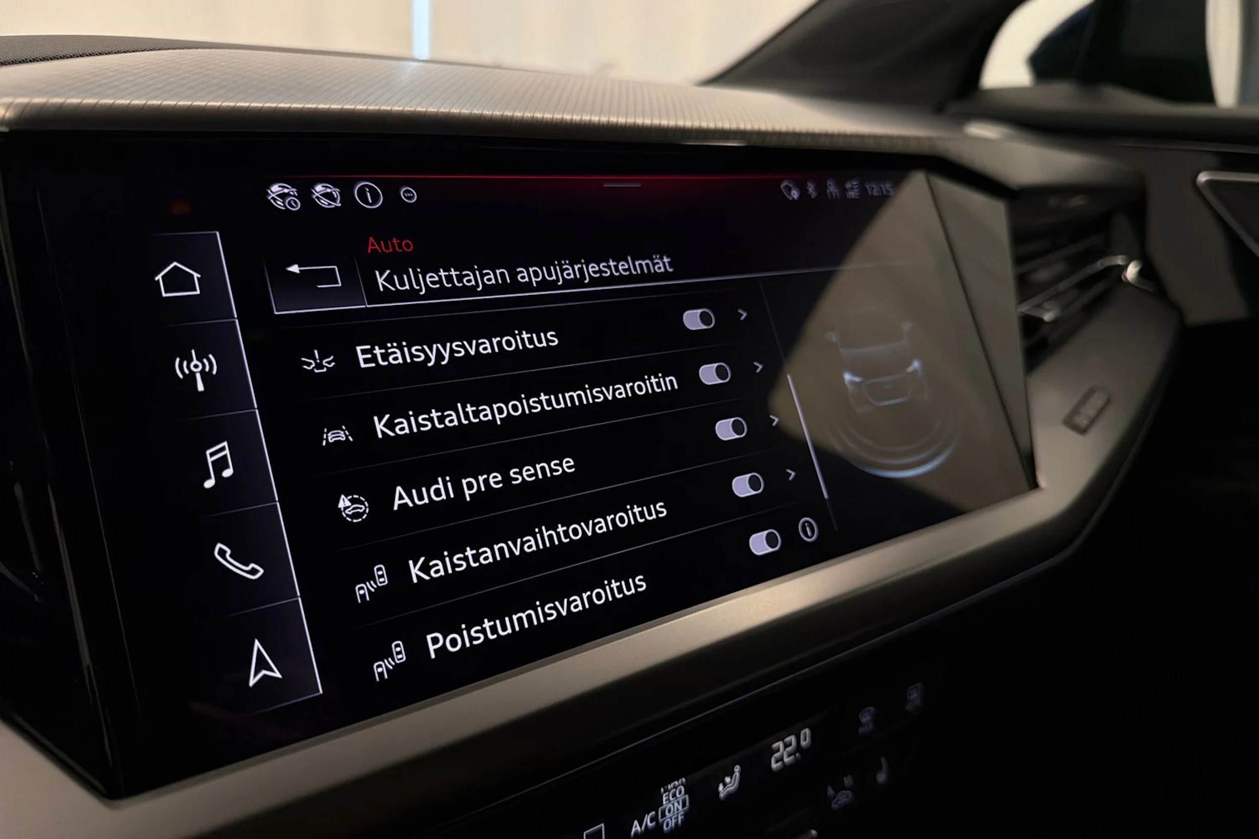 sininen Audi Q4 e-tron 2023 kuva 19.
