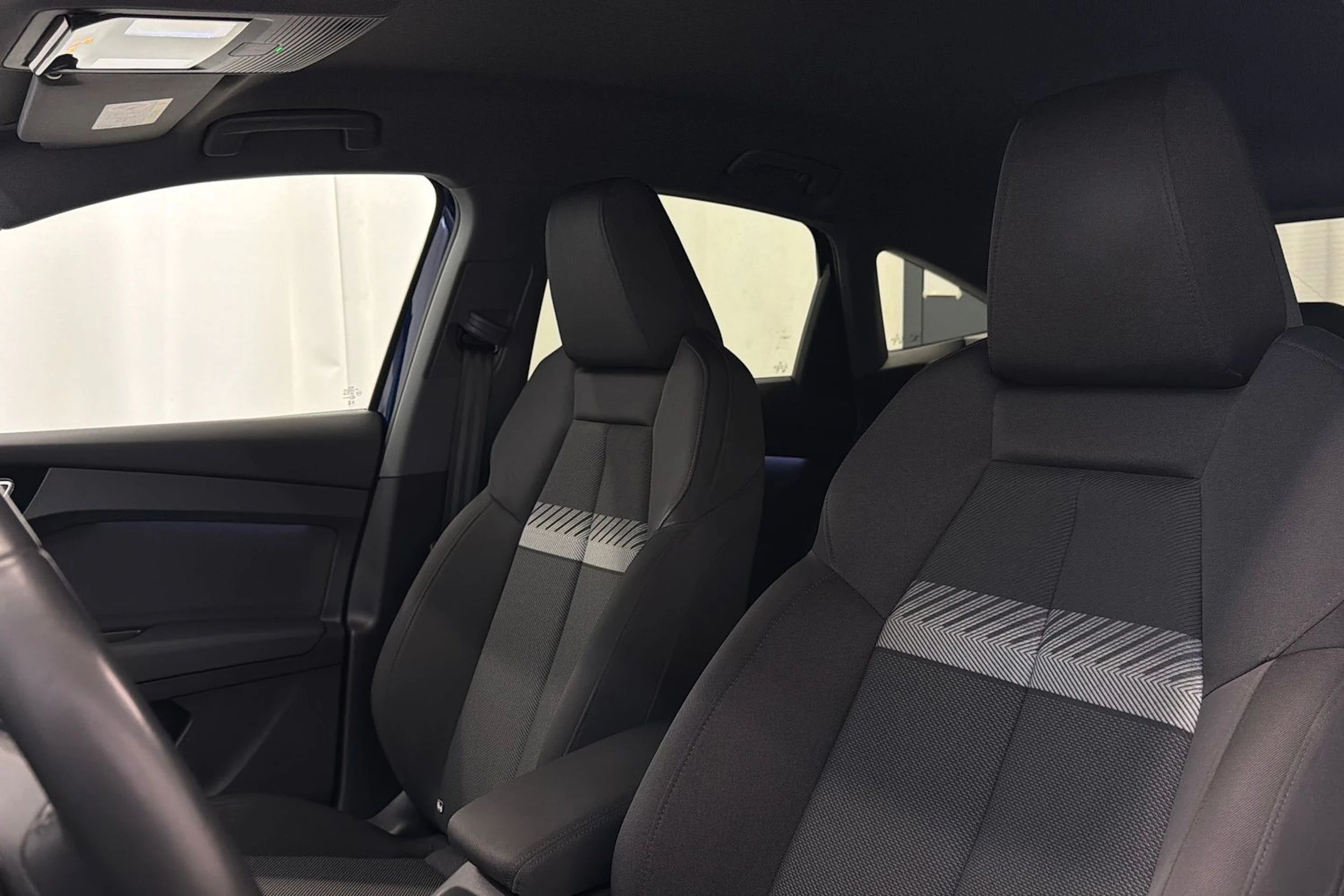sininen Audi Q4 e-tron 2023 kuva 26.