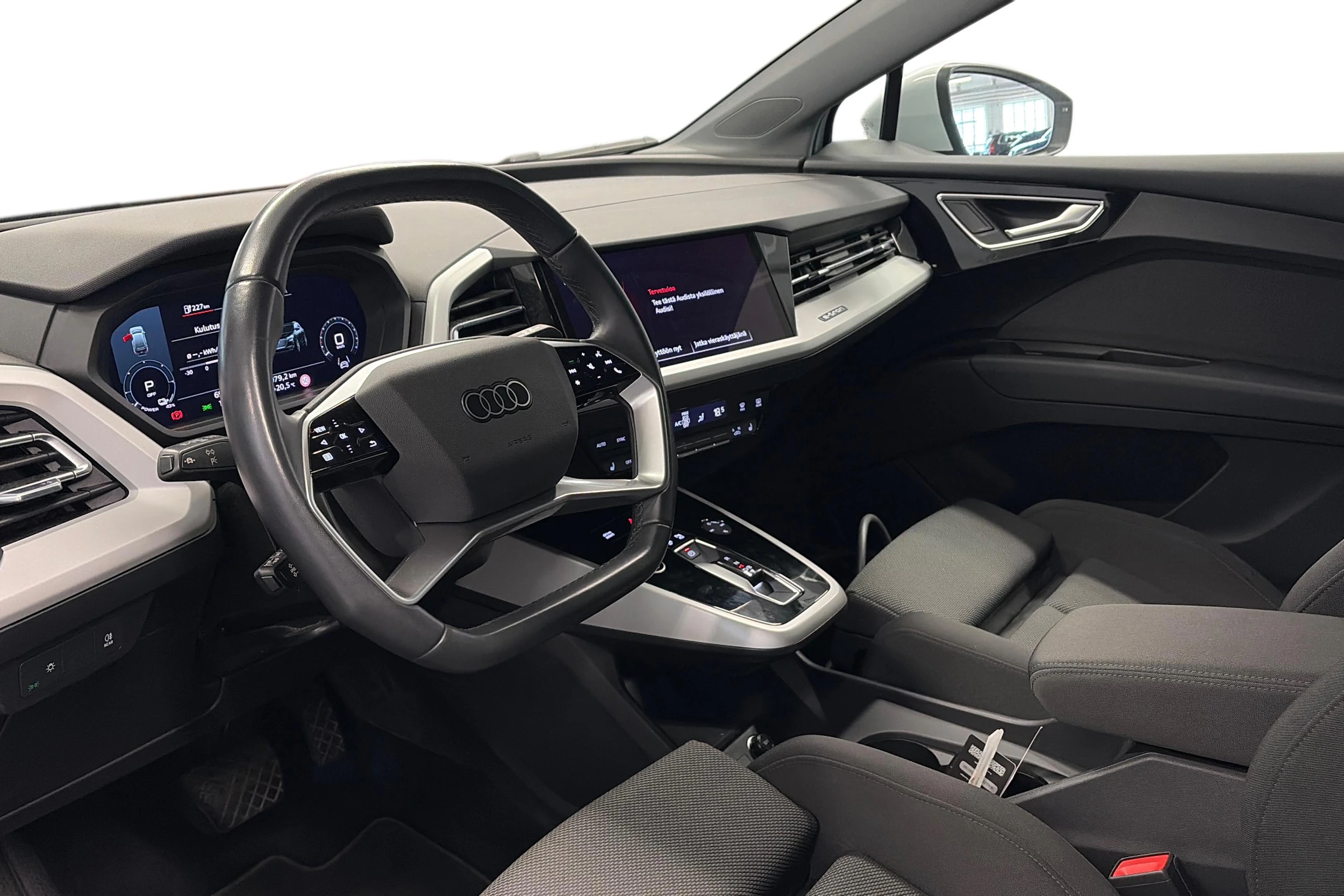 valkoinen Audi Q4 e-tron 2023 kuva 3.