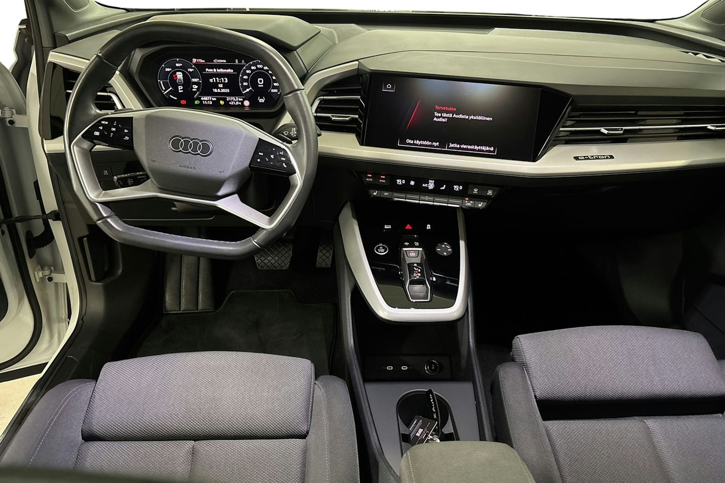 valkoinen Audi Q4 e-tron 2023 kuva 7.