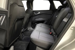 valkoinen Audi Q4 e-tron 2023 kuva 8.