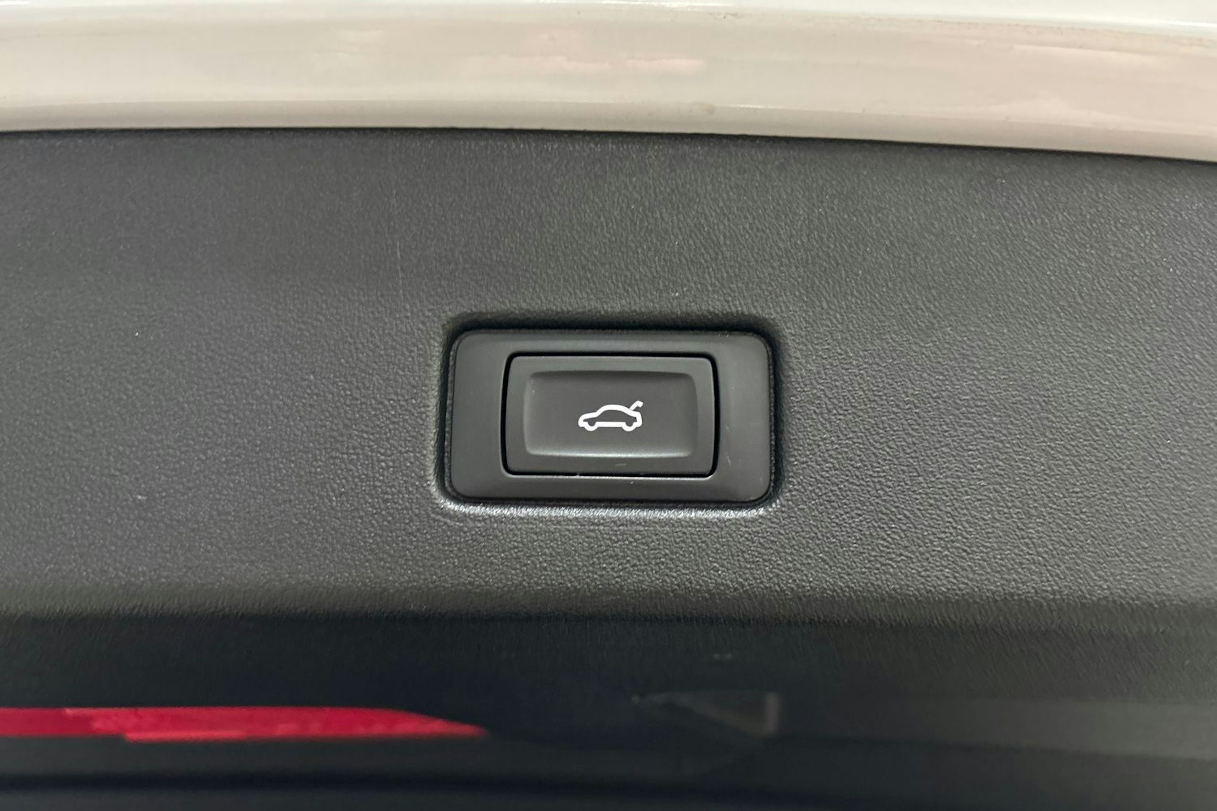 valkoinen Audi Q4 e-tron 2023 kuva 12.