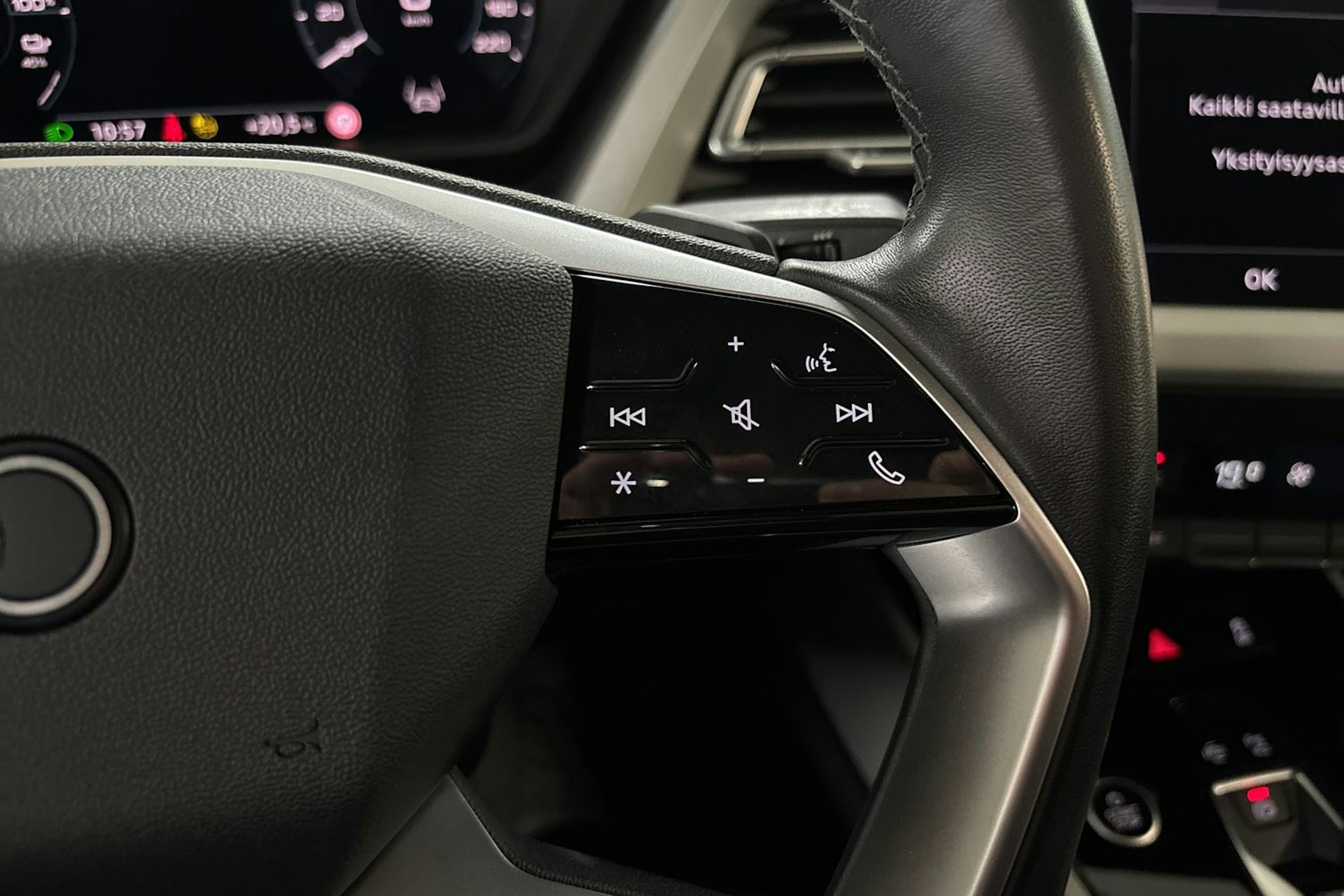 valkoinen Audi Q4 e-tron 2023 kuva 16.
