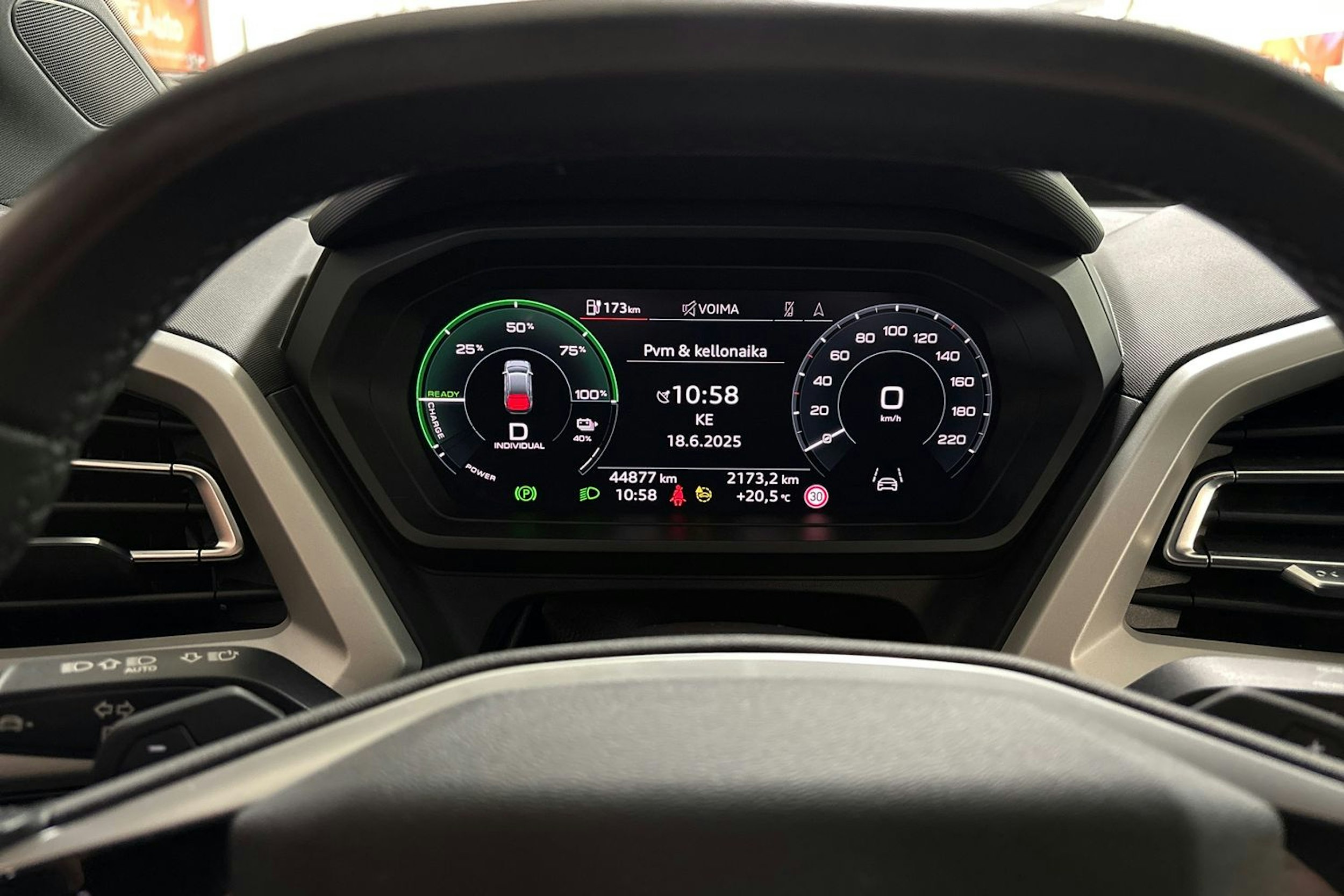 valkoinen Audi Q4 e-tron 2023 kuva 17.