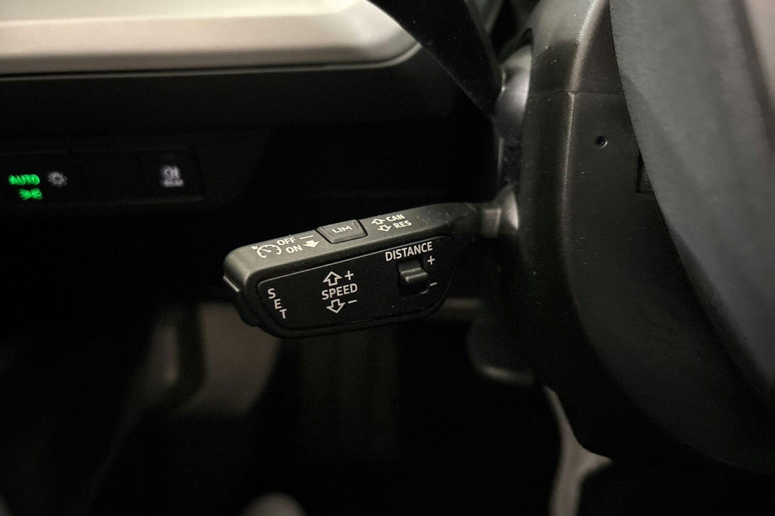 valkoinen Audi Q4 e-tron 2023 kuva 18.