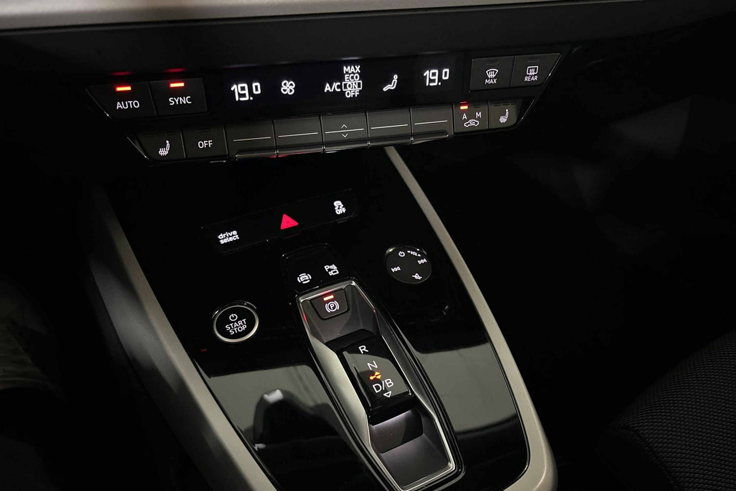 valkoinen Audi Q4 e-tron 2023 kuva 26.