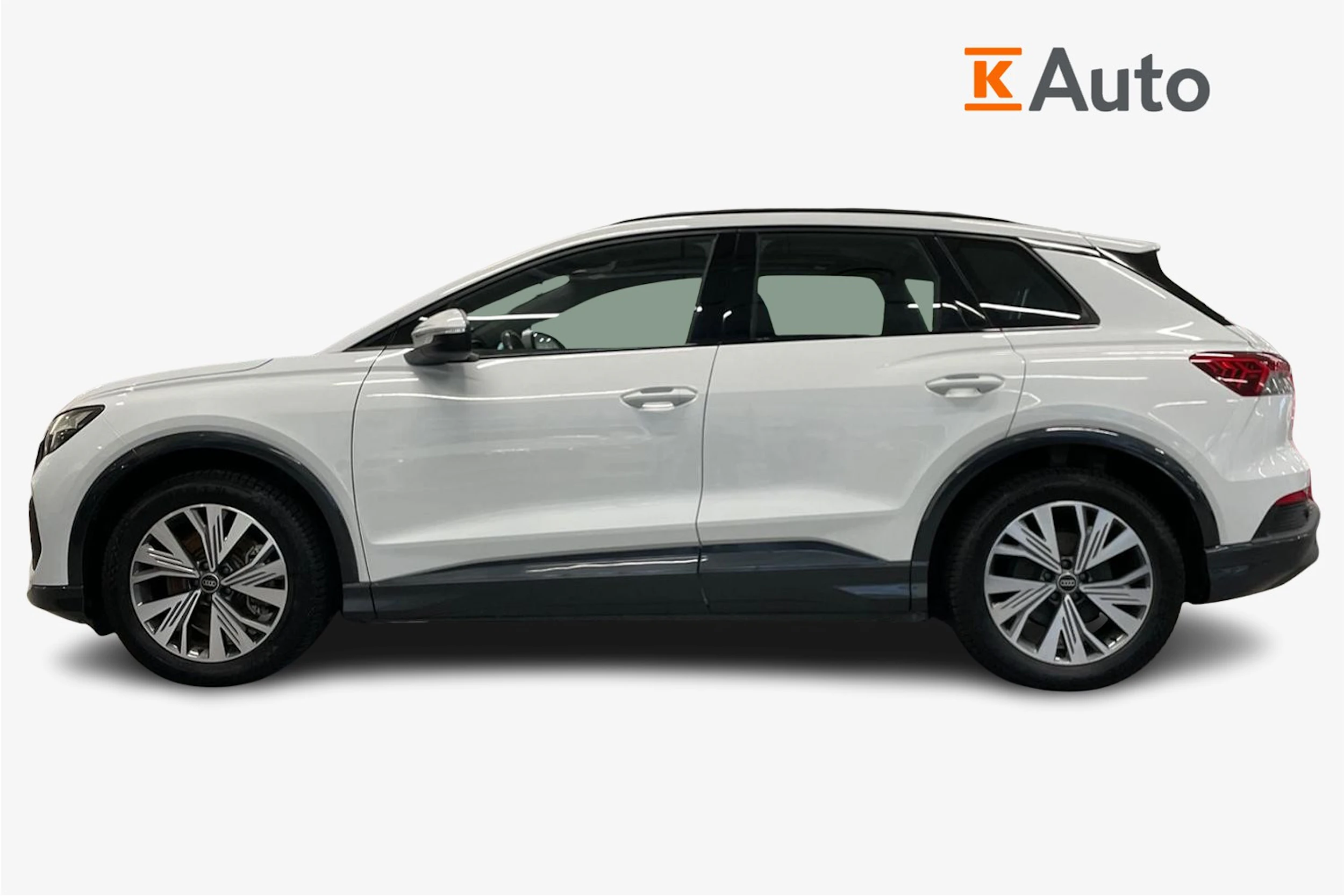 Valkoinen Audi Q4 e-tron 2023 kuva 5.