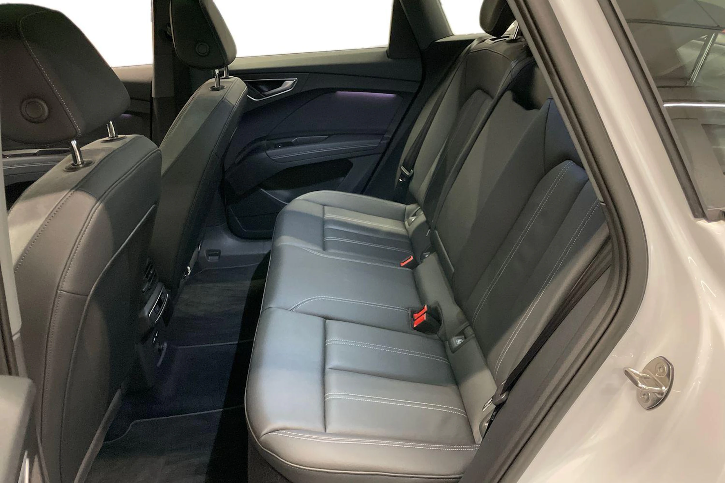 Valkoinen Audi Q4 e-tron 2023 kuva 8.
