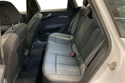 Valkoinen Audi Q4 e-tron 2023 kuva 8.
