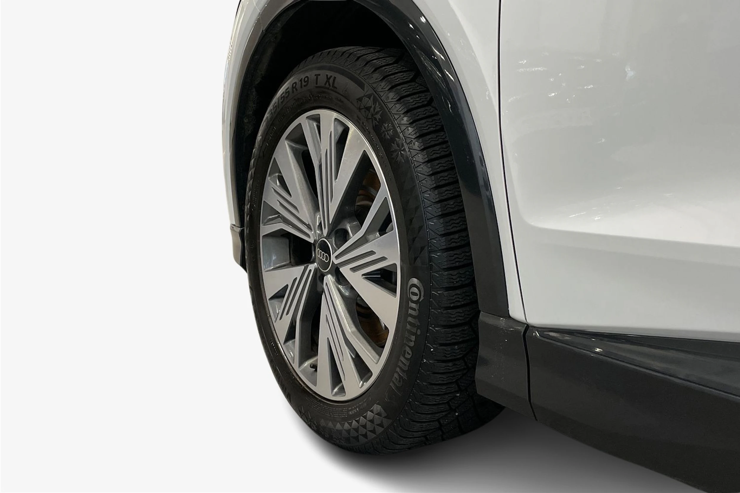 Valkoinen Audi Q4 e-tron 2023 kuva 9.