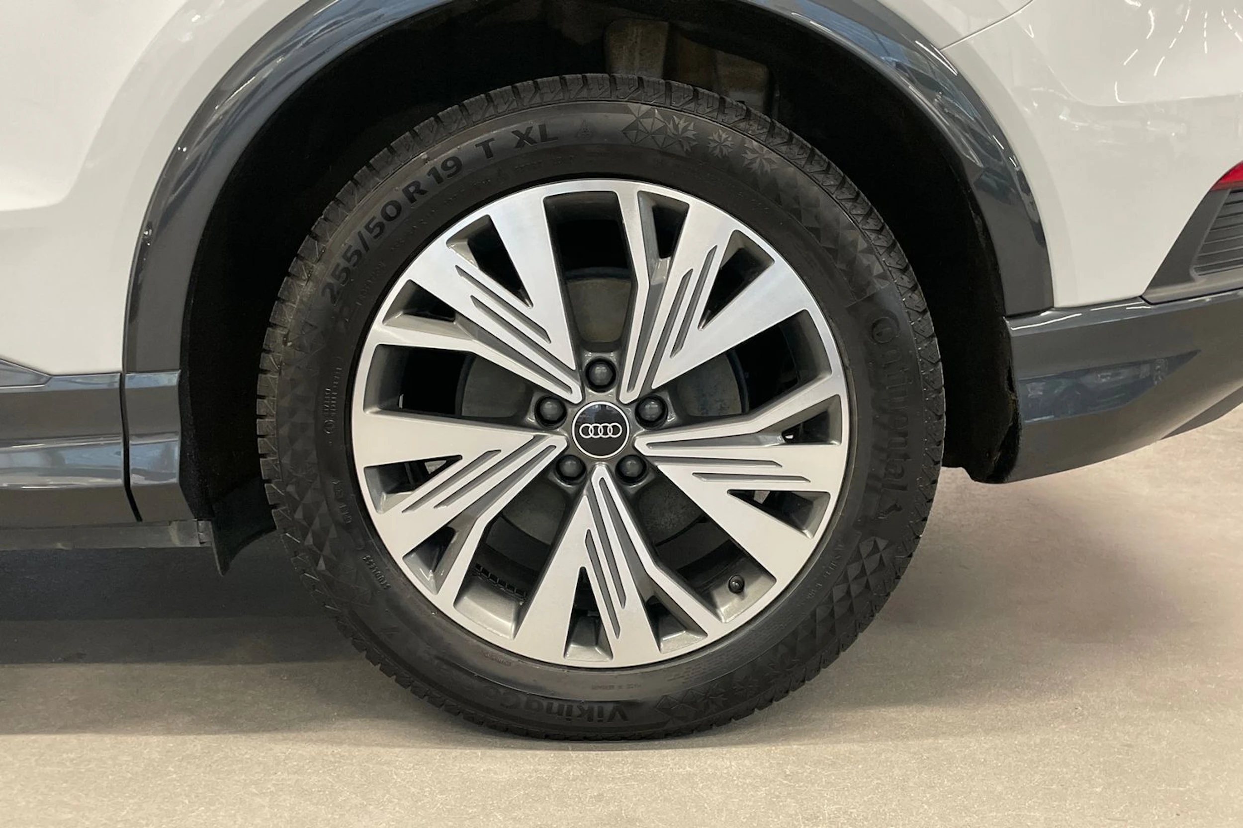 Valkoinen Audi Q4 e-tron 2023 kuva 10.
