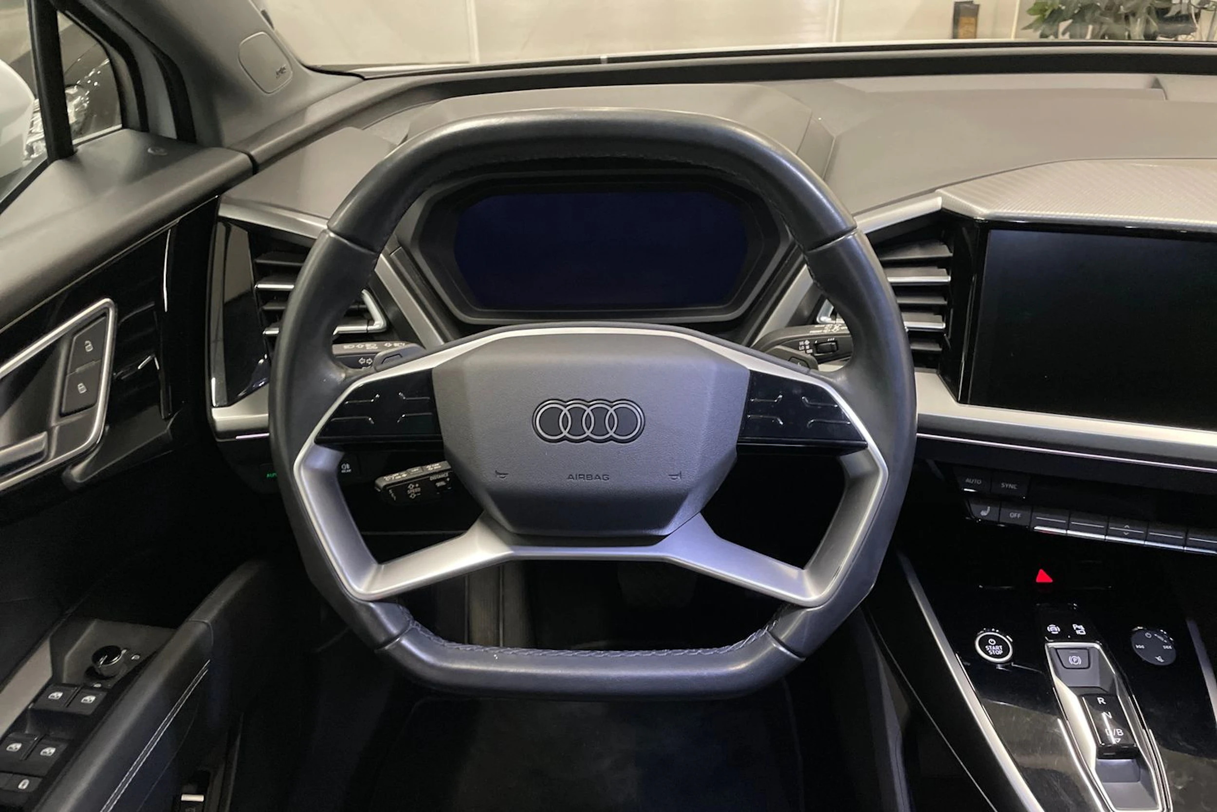 Valkoinen Audi Q4 e-tron 2023 kuva 11.
