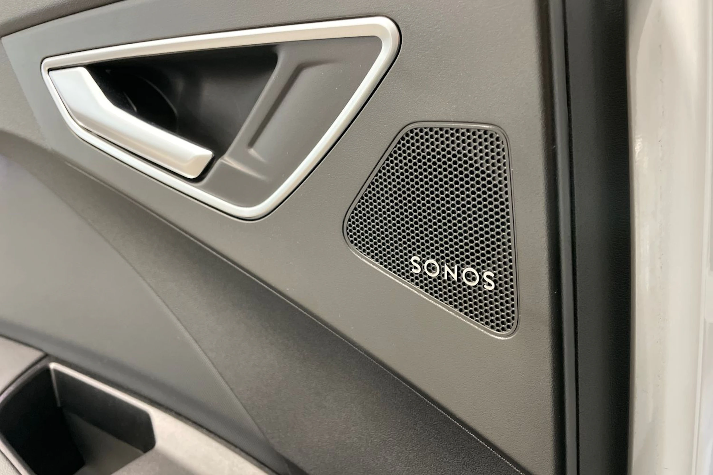 Valkoinen Audi Q4 e-tron 2023 kuva 13.