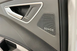Valkoinen Audi Q4 e-tron 2023 kuva 13.
