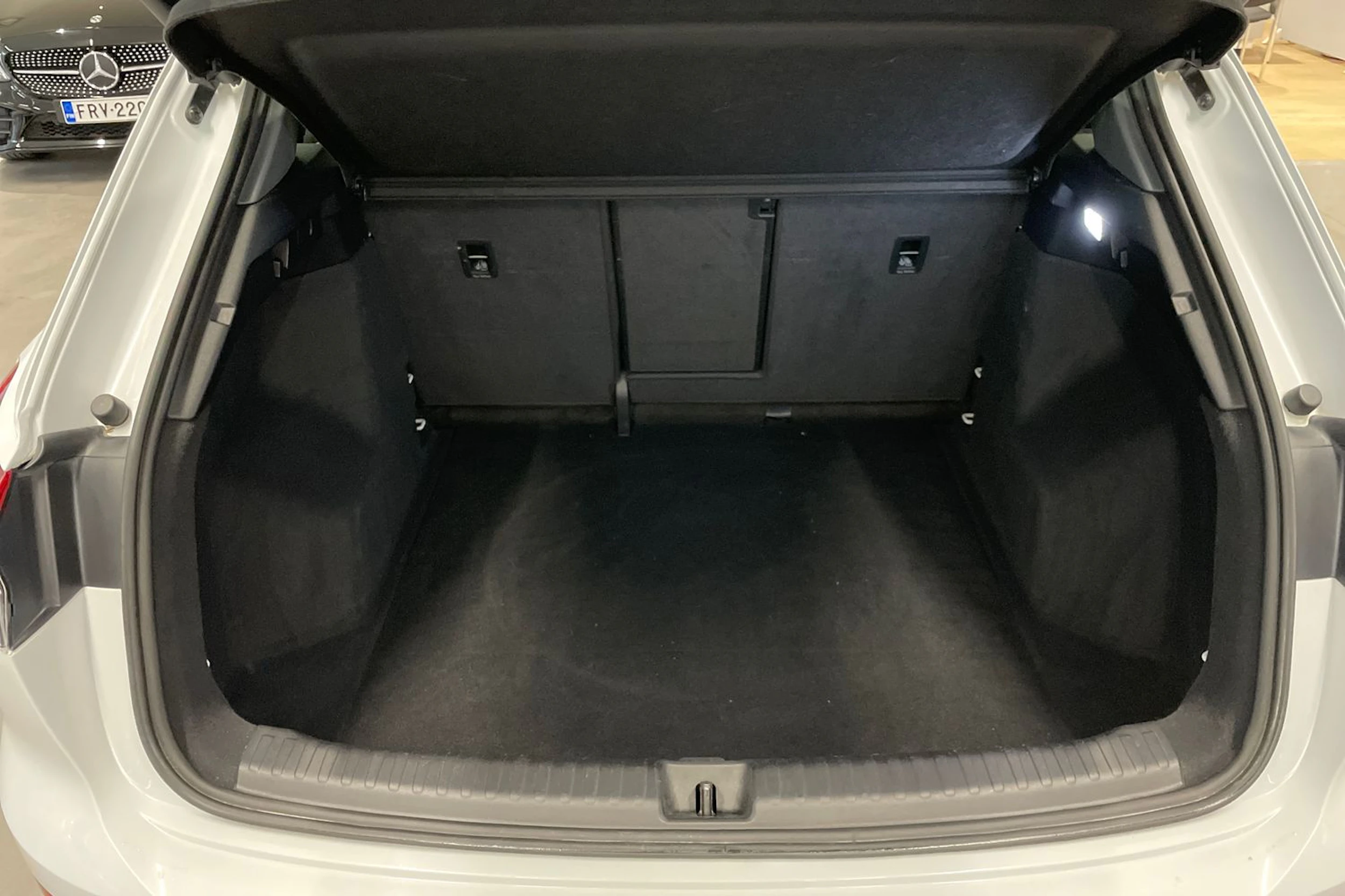 Valkoinen Audi Q4 e-tron 2023 kuva 14.