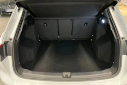 Valkoinen Audi Q4 e-tron 2023 kuva 14.