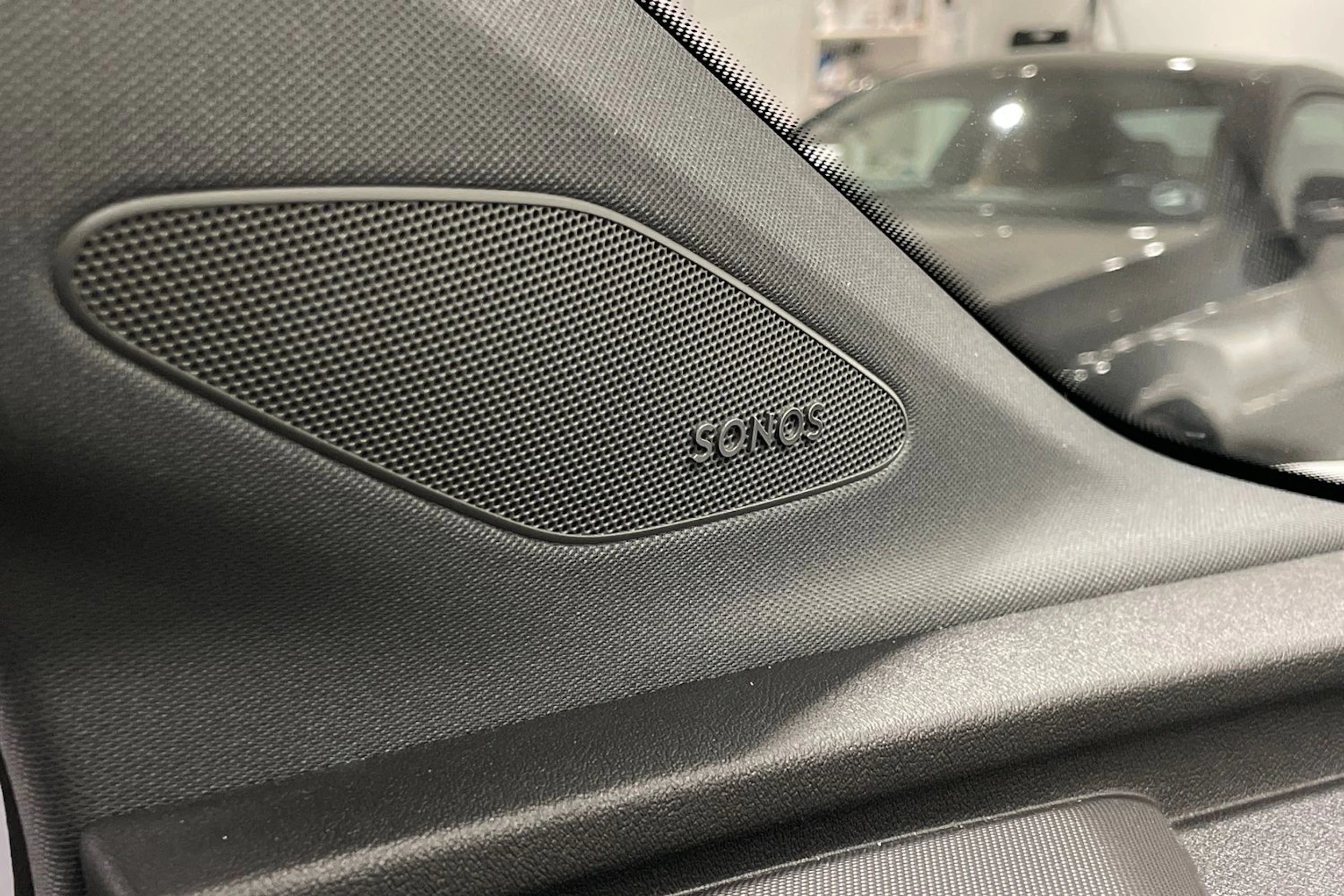 Valkoinen Audi Q4 e-tron 2023 kuva 16.