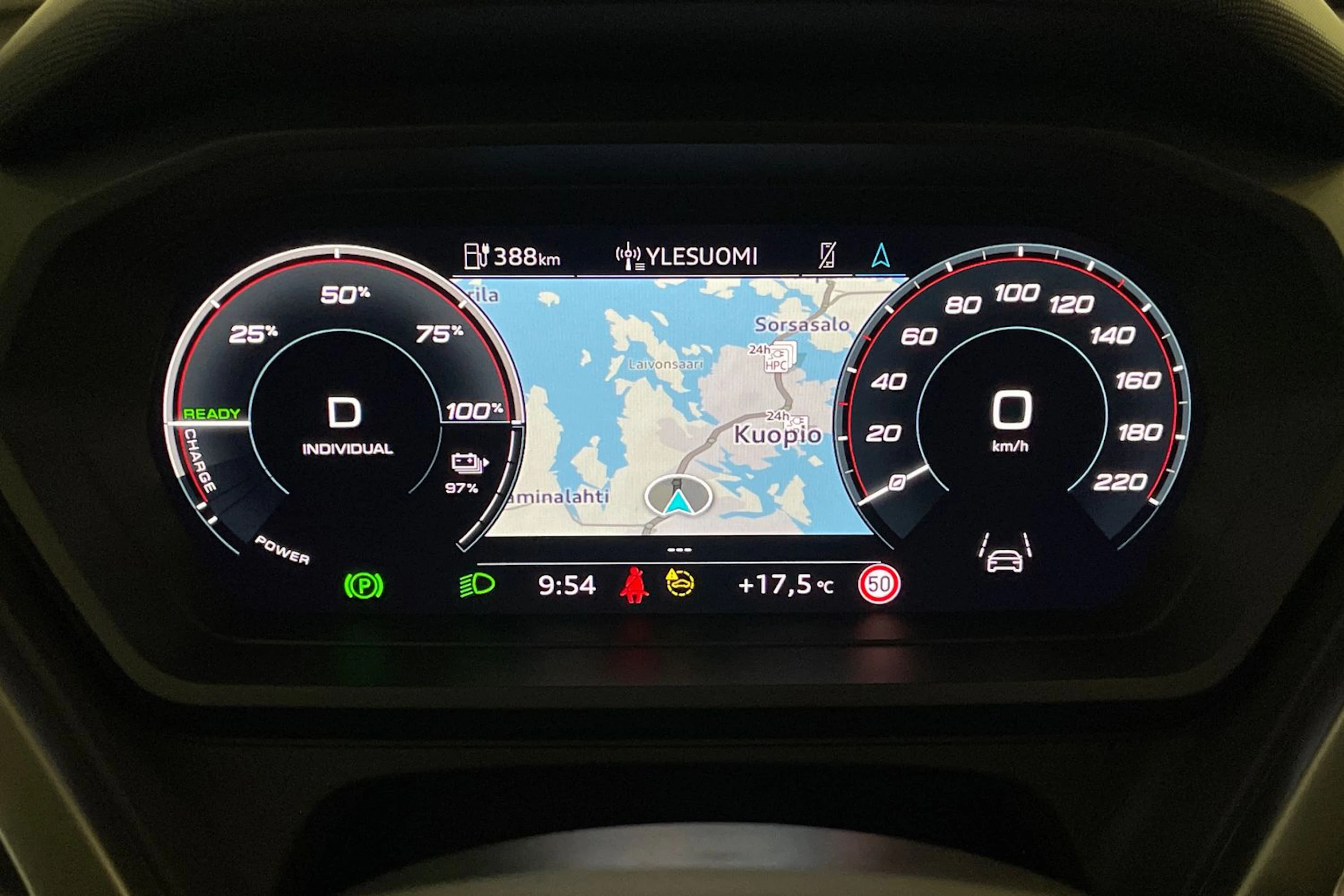 Valkoinen Audi Q4 e-tron 2023 kuva 17.