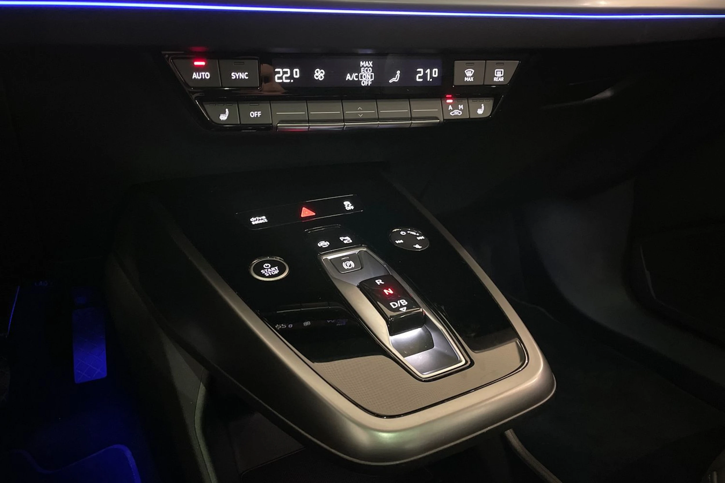 Valkoinen Audi Q4 e-tron 2023 kuva 18.