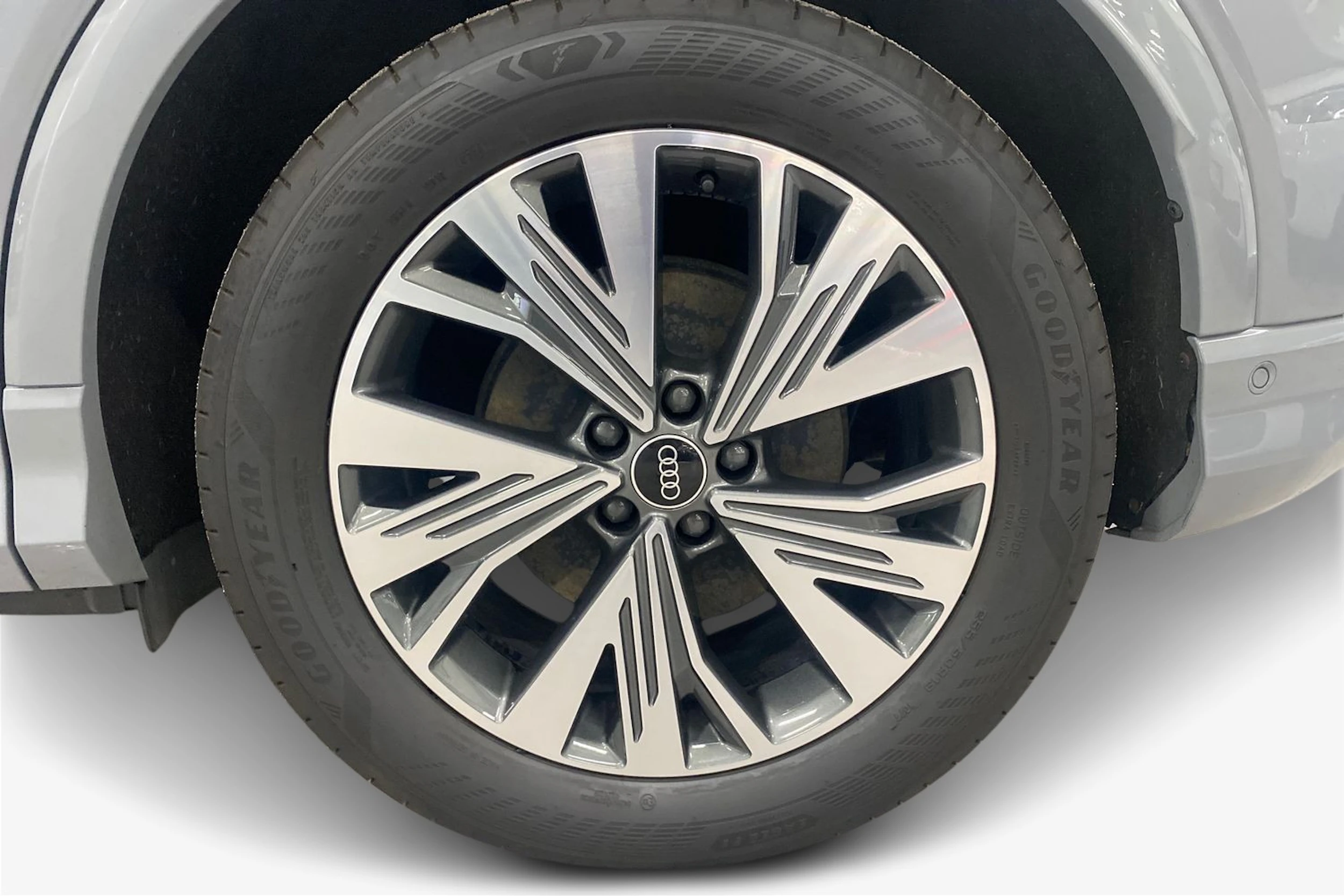 Harmaa Audi Q4 e-tron 2023 kuva 9.