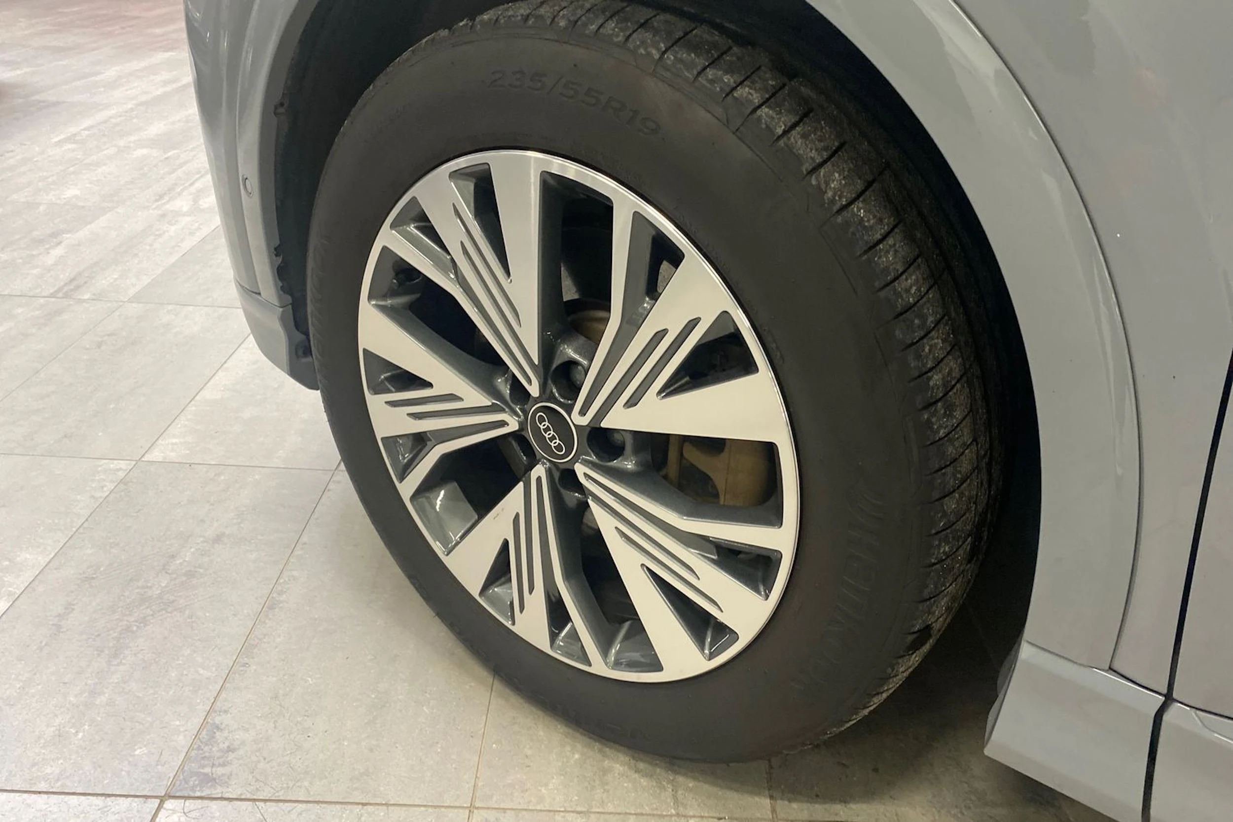 Harmaa Audi Q4 e-tron 2023 kuva 10.