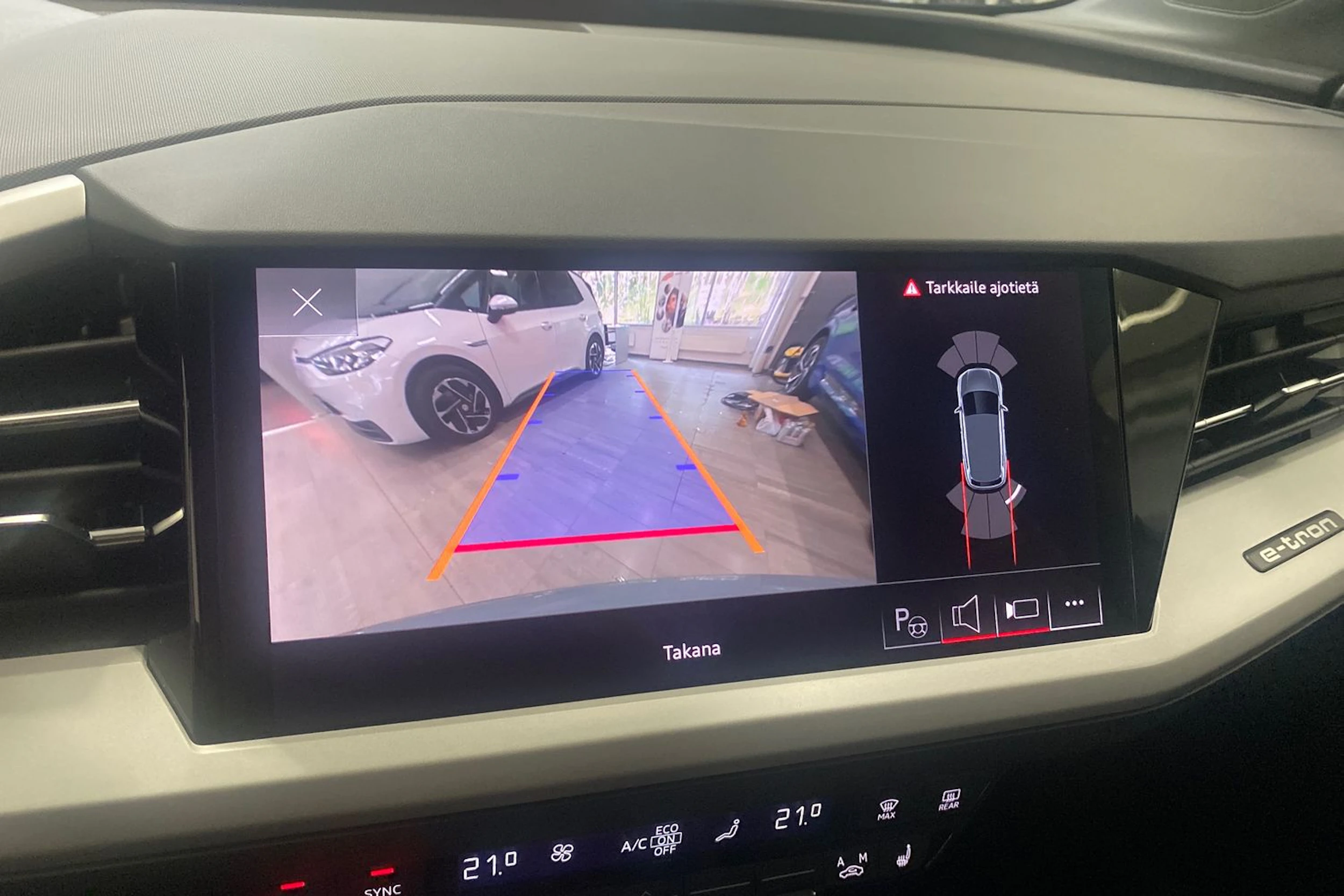 Harmaa Audi Q4 e-tron 2023 kuva 19.
