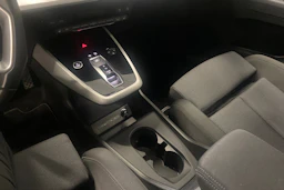 Harmaa Audi Q4 e-tron 2023 kuva 21.