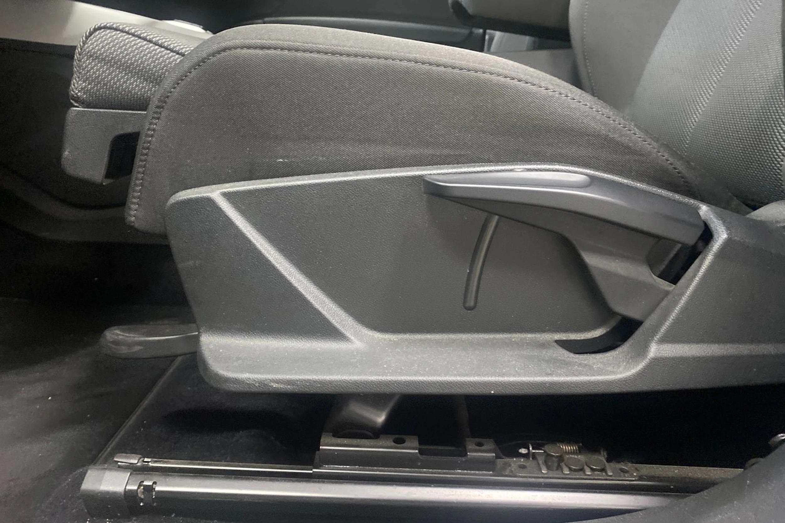 Harmaa Audi Q4 e-tron 2023 kuva 22.