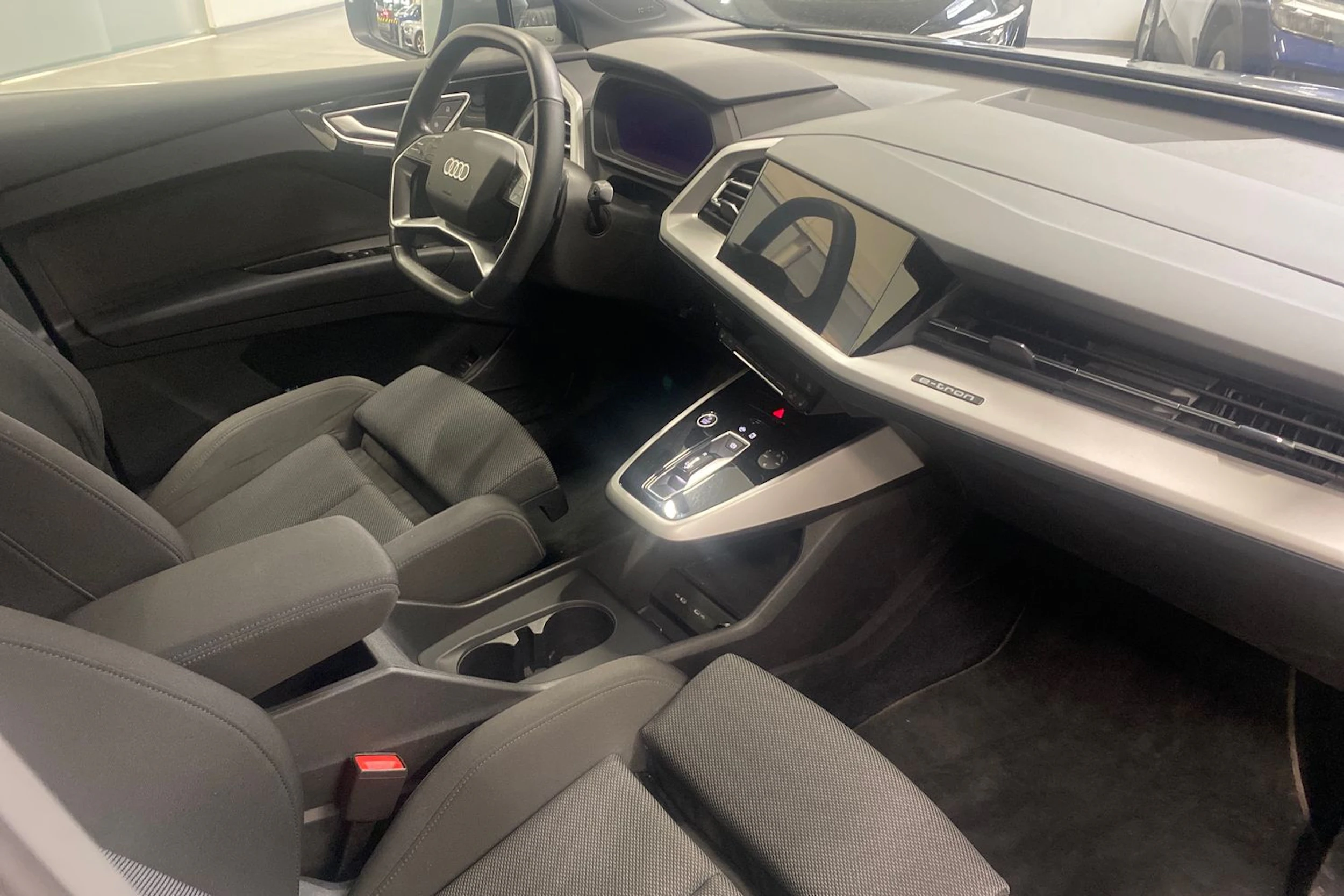 Harmaa Audi Q4 e-tron 2023 kuva 24.