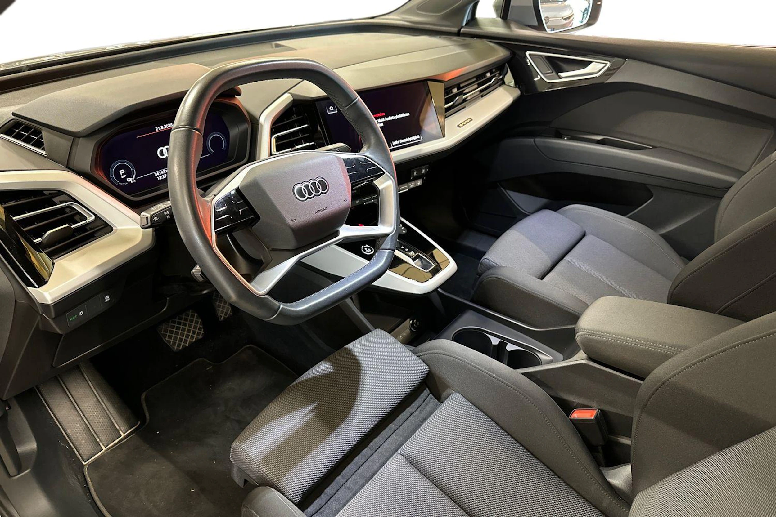 harmaa Audi Q4 e-tron 2023 kuva 3.