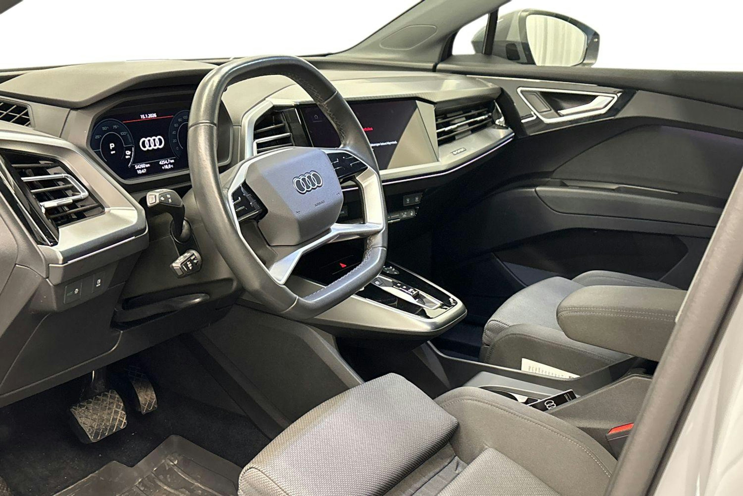 harmaa Audi Q4 e-tron 2023 kuva 7.